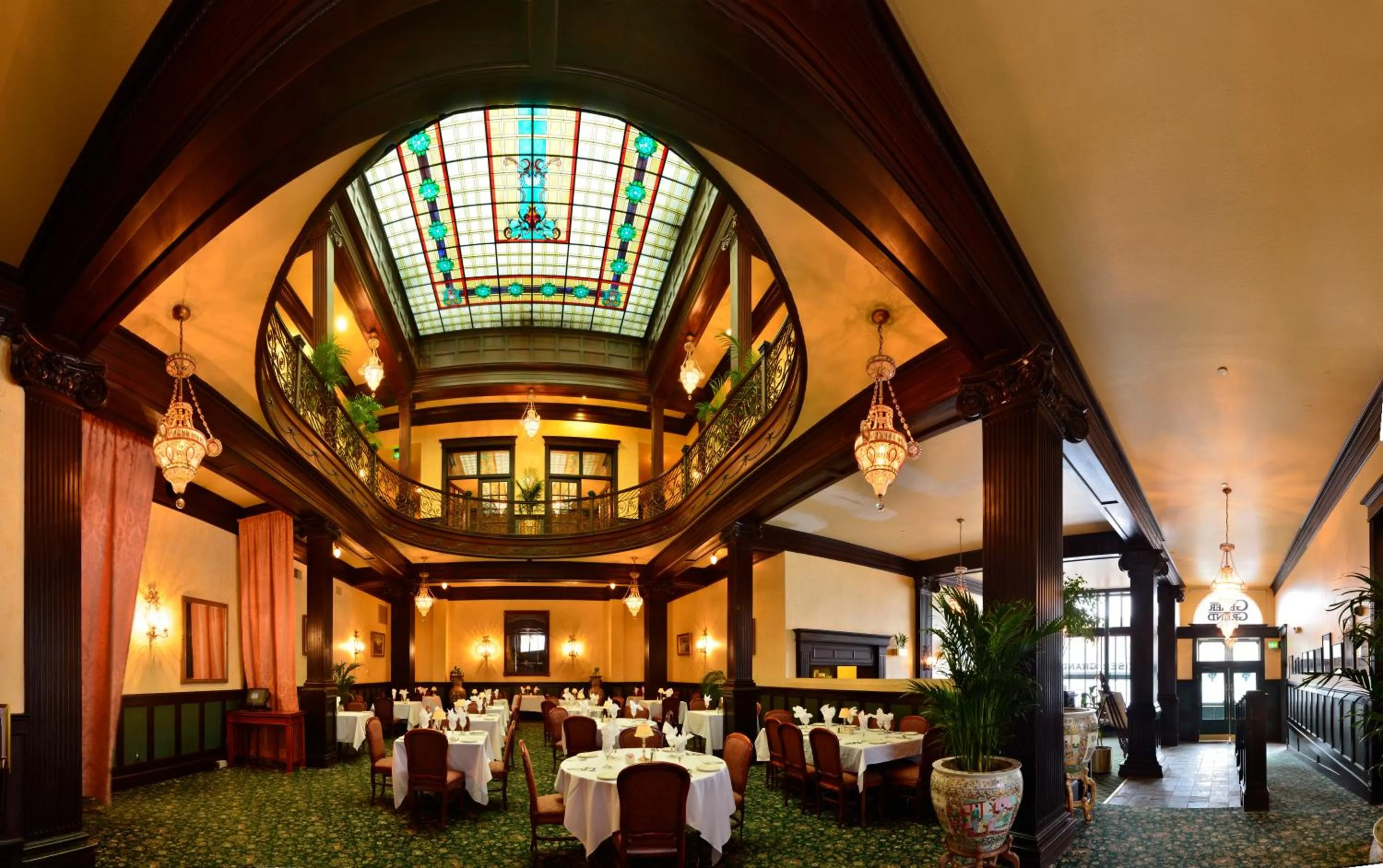 Restaurant/places to eat in Geiser Grand Hotel