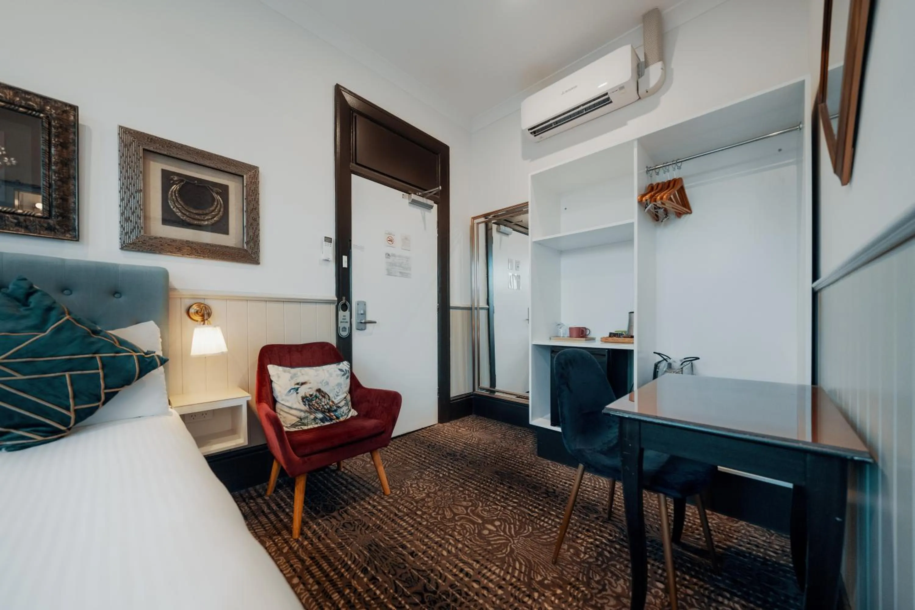 Bed in Cremorne Point Manor