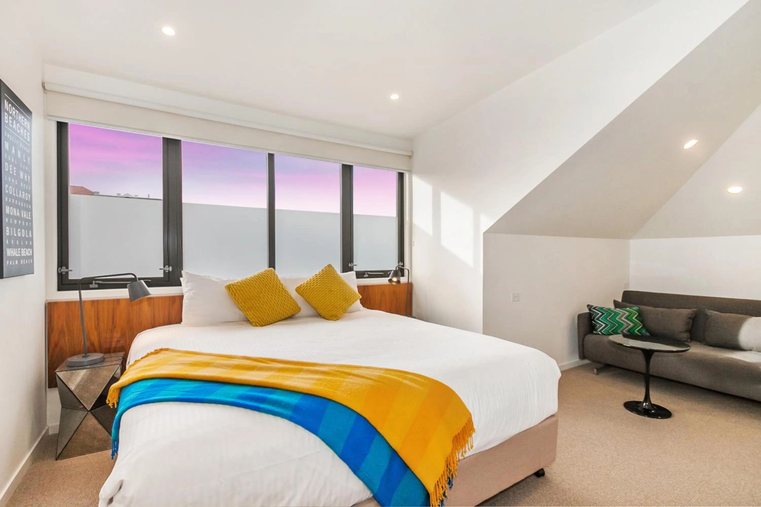 Photo of the whole room, Bed in Cremorne Point Manor