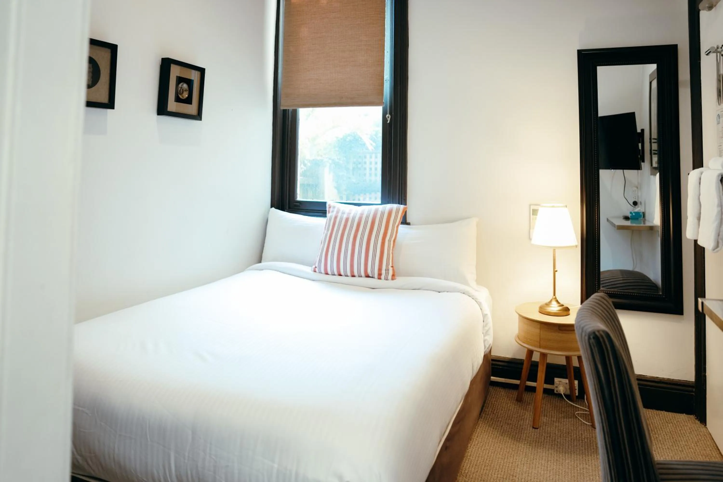 Bed in Cremorne Point Manor