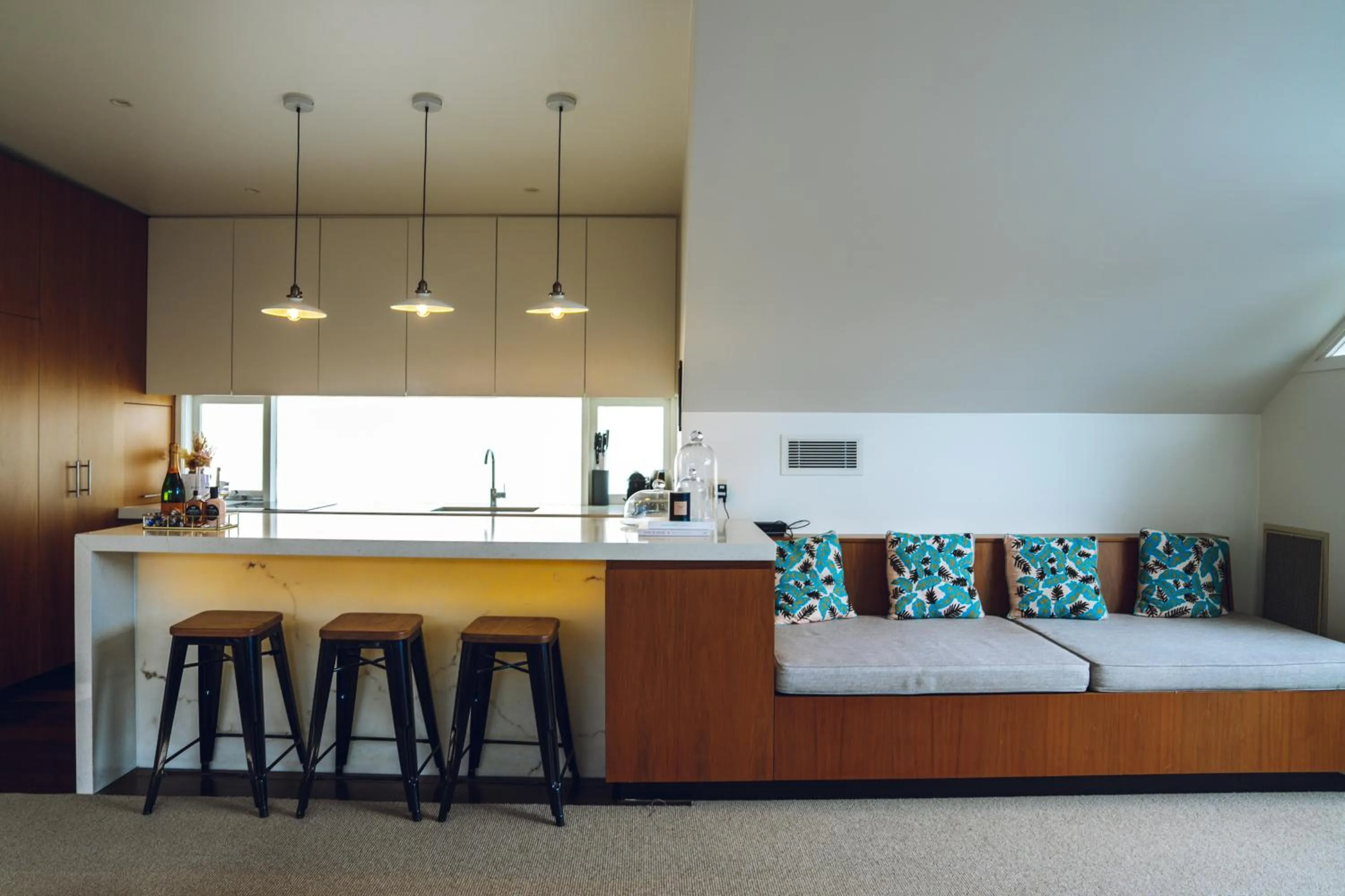 Kitchen or kitchenette, Bed in Cremorne Point Manor