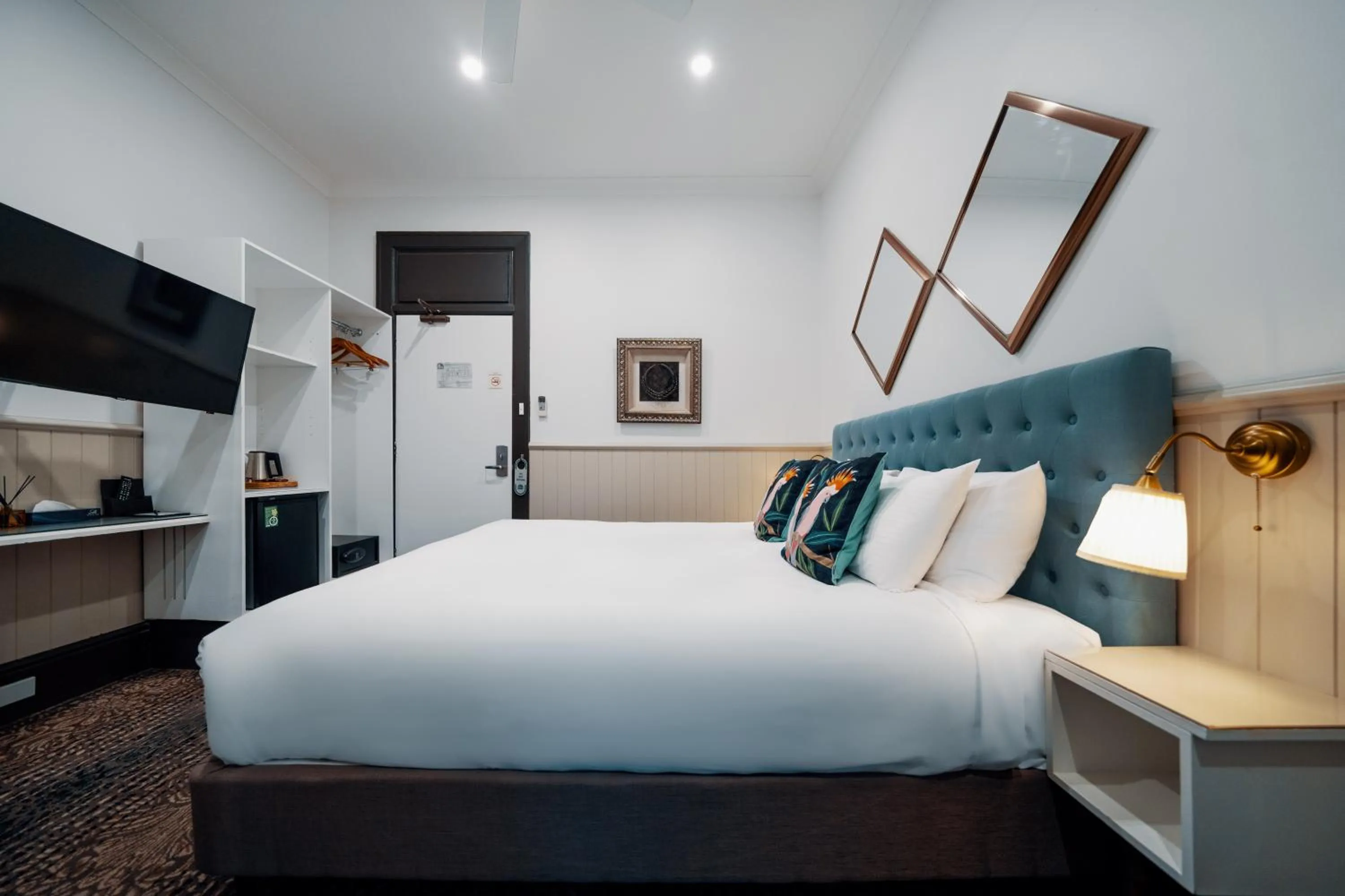 Bed in Cremorne Point Manor