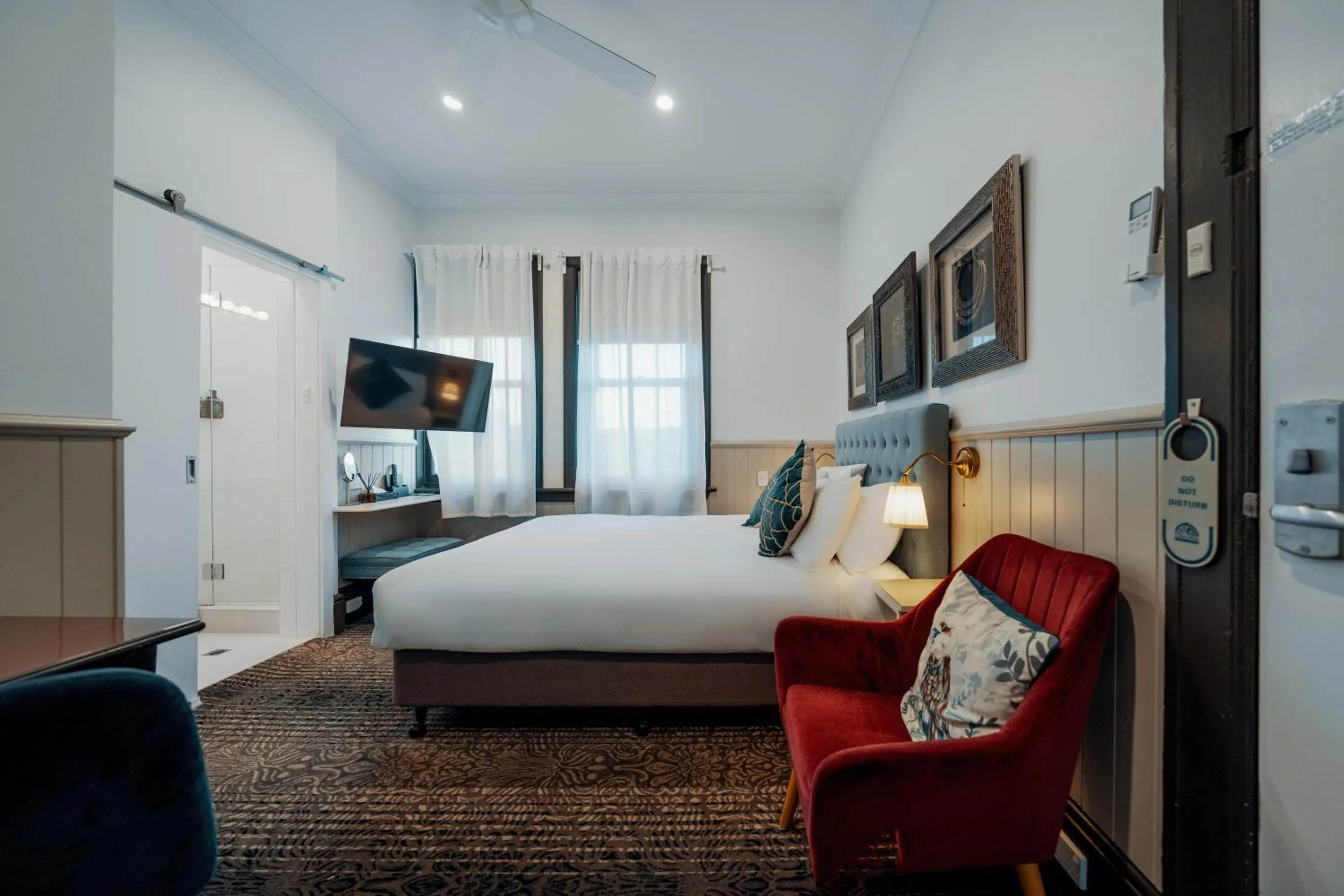 Photo of the whole room, Bed in Cremorne Point Manor