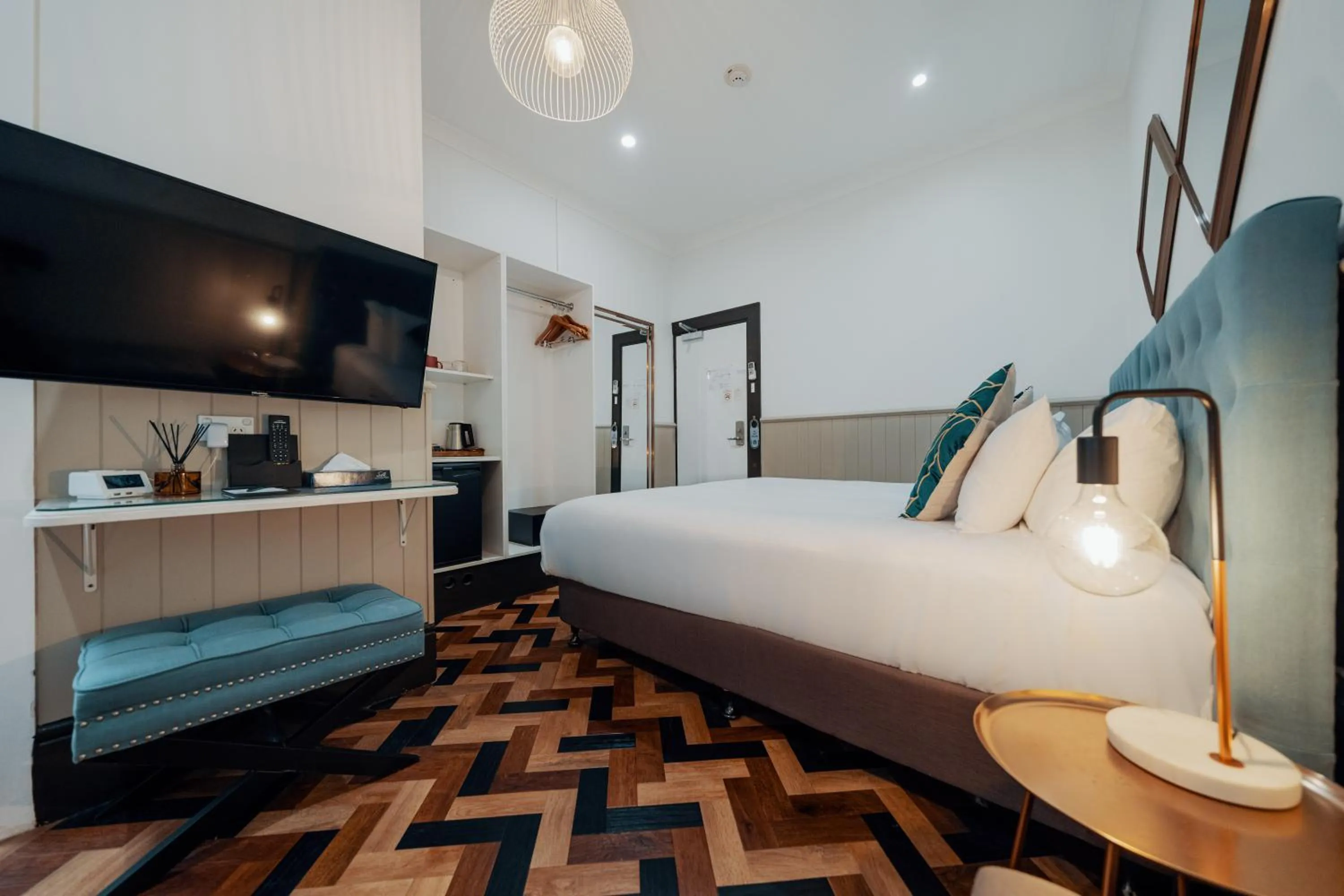 Bed in Cremorne Point Manor