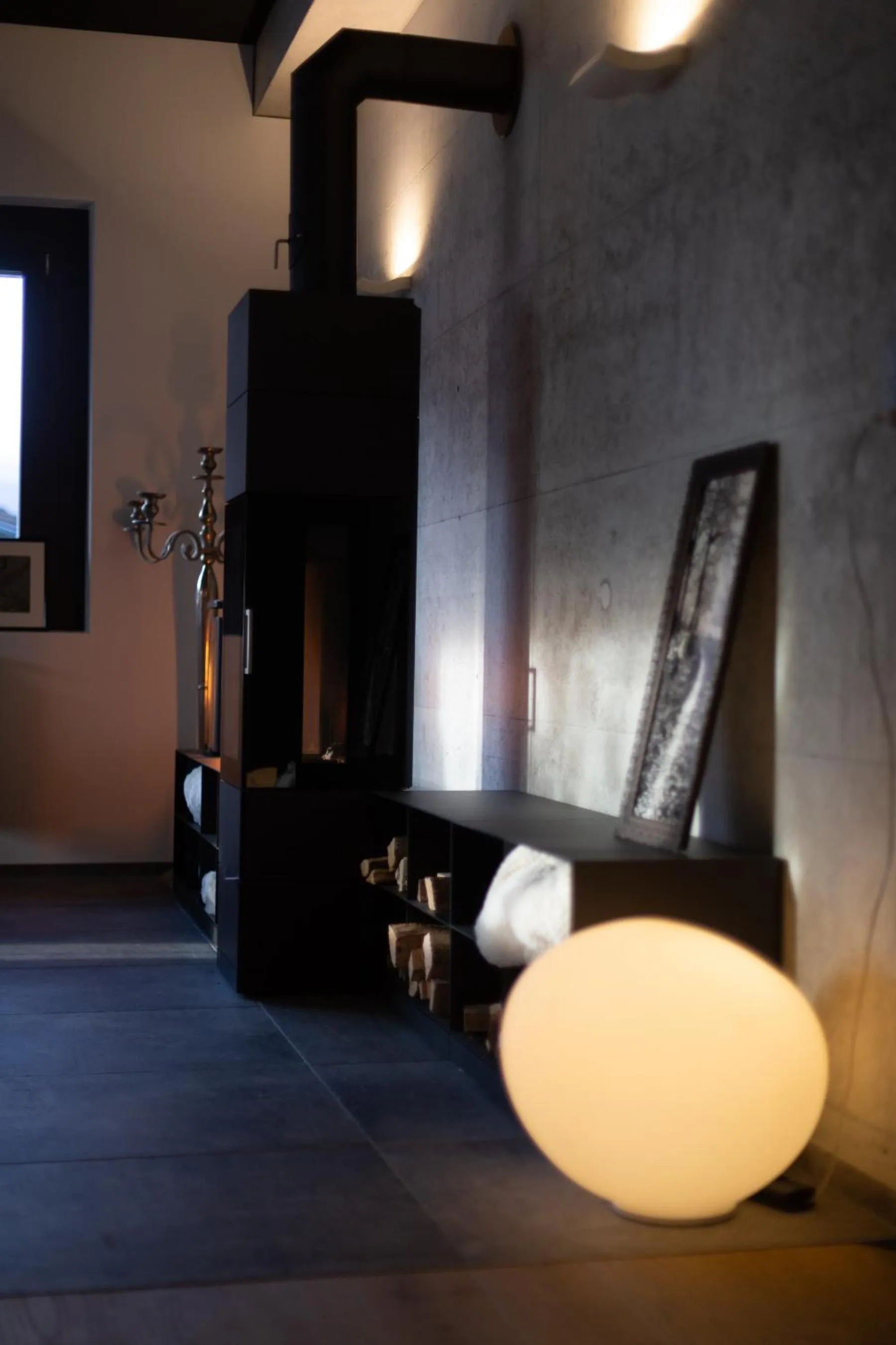 Communal lounge/ TV room in Hotel de l’Ours Preles