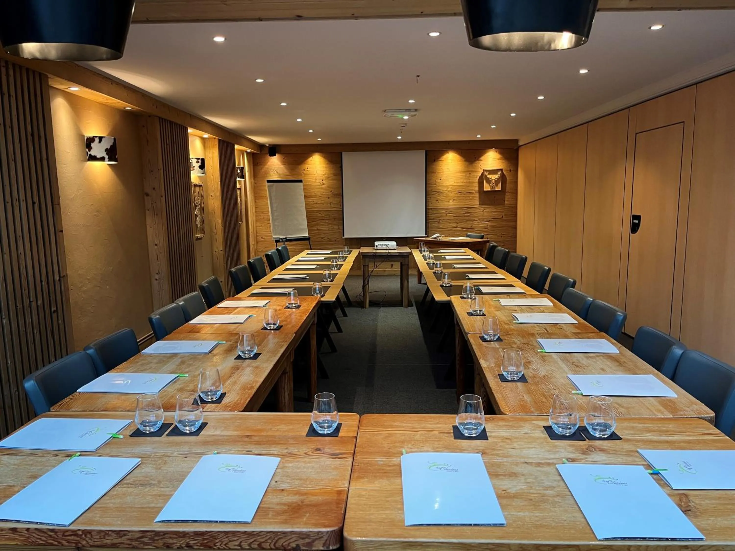 Meeting/conference room in Hôtel et Spa les Clarines
