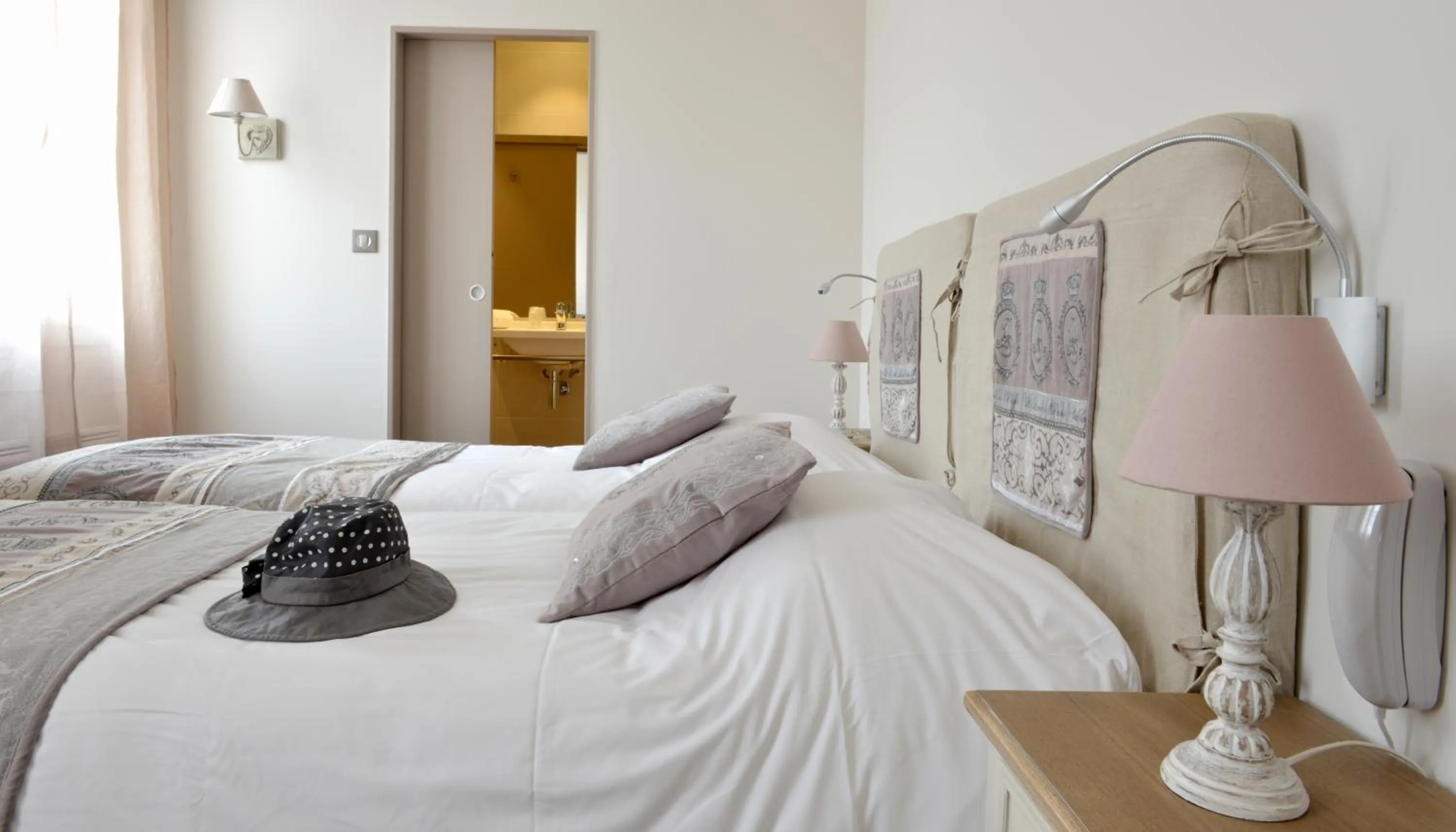 Bedroom, Bed in Grand Hôtel des Bains SPA