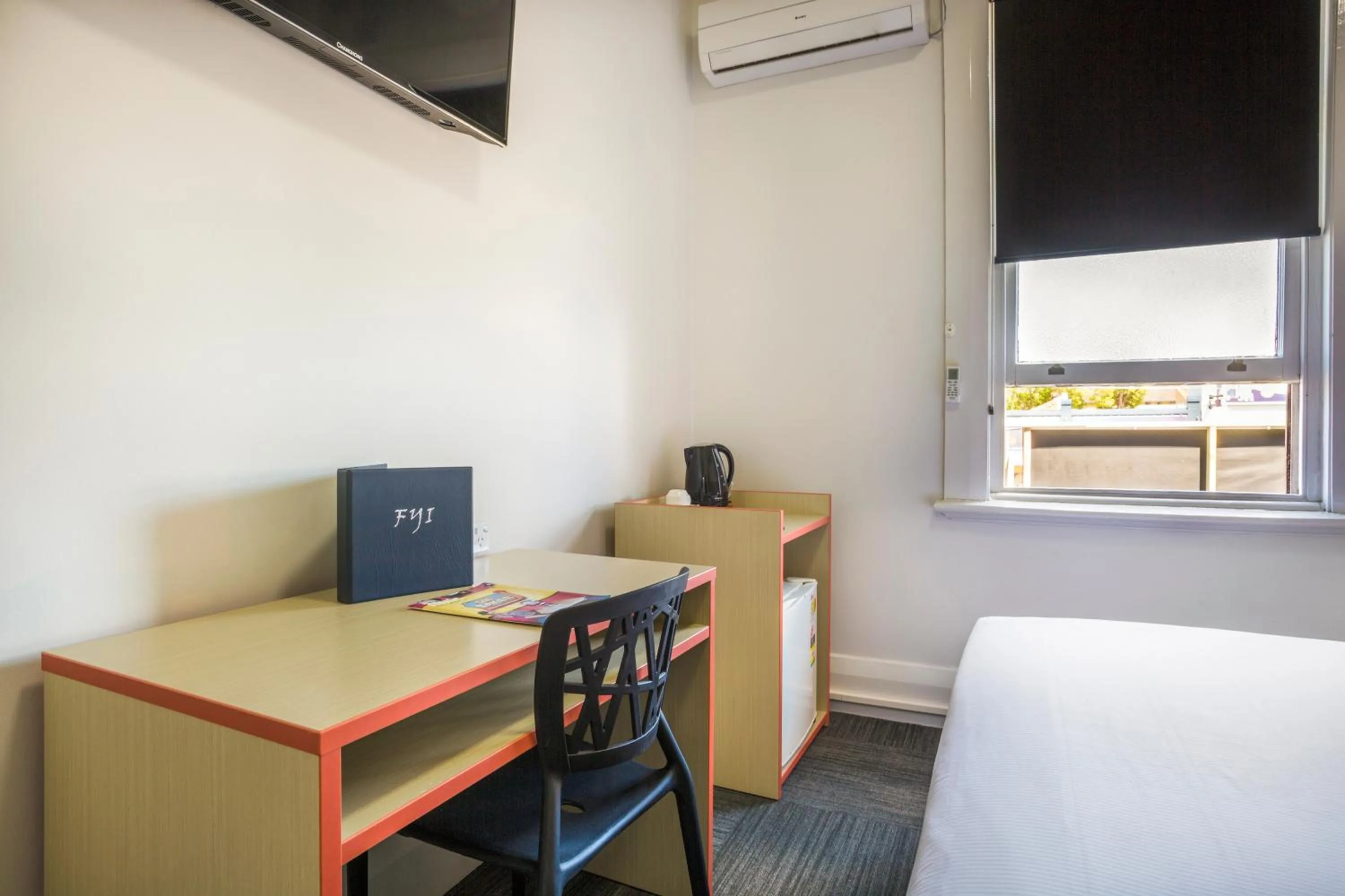 Photo of the whole room, Bed in Melton Hotel Auburn