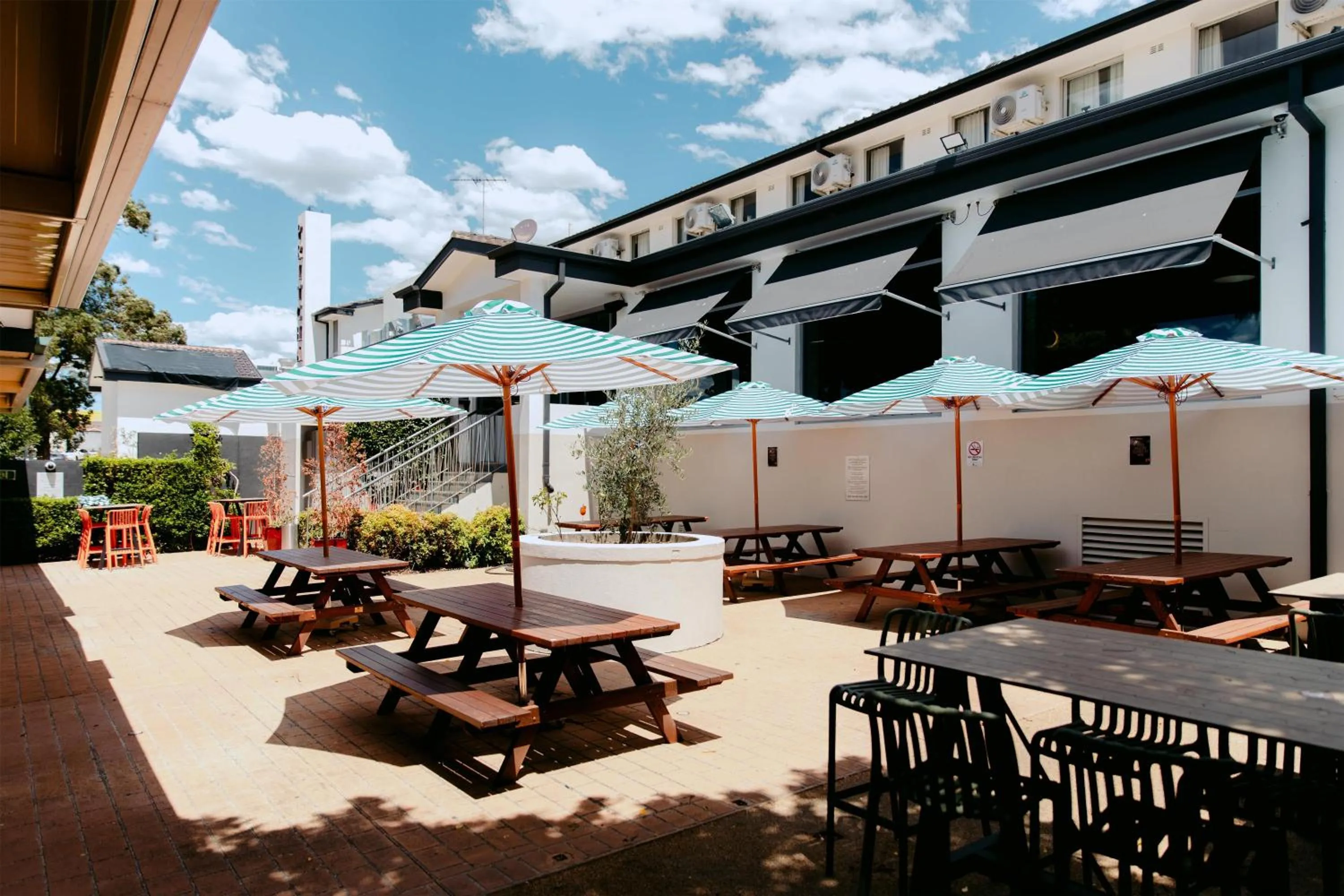 Food and drinks in Nightcap at Pritchards Hotel