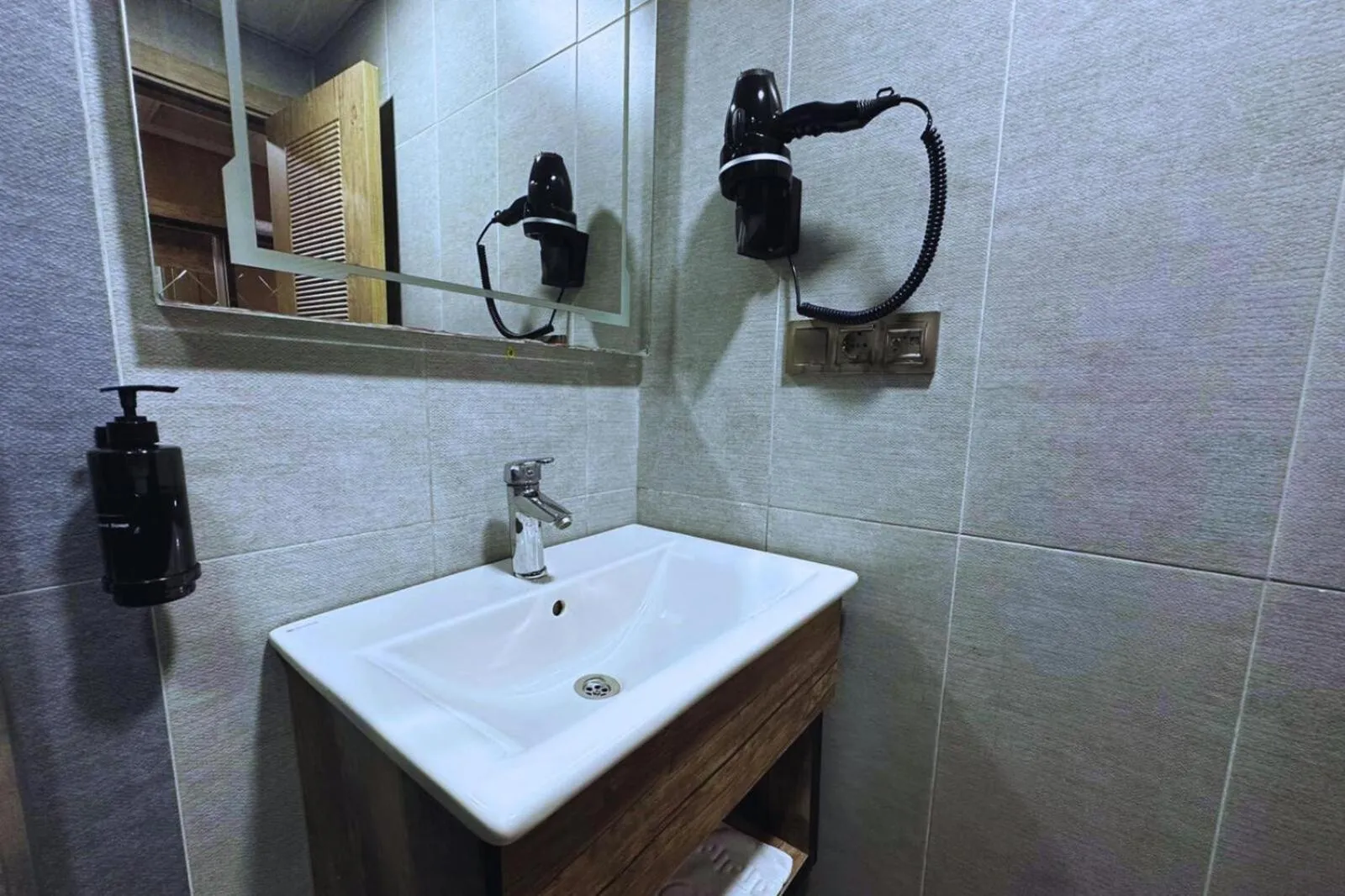 Shower in Dem İstanbul Airport Hotel