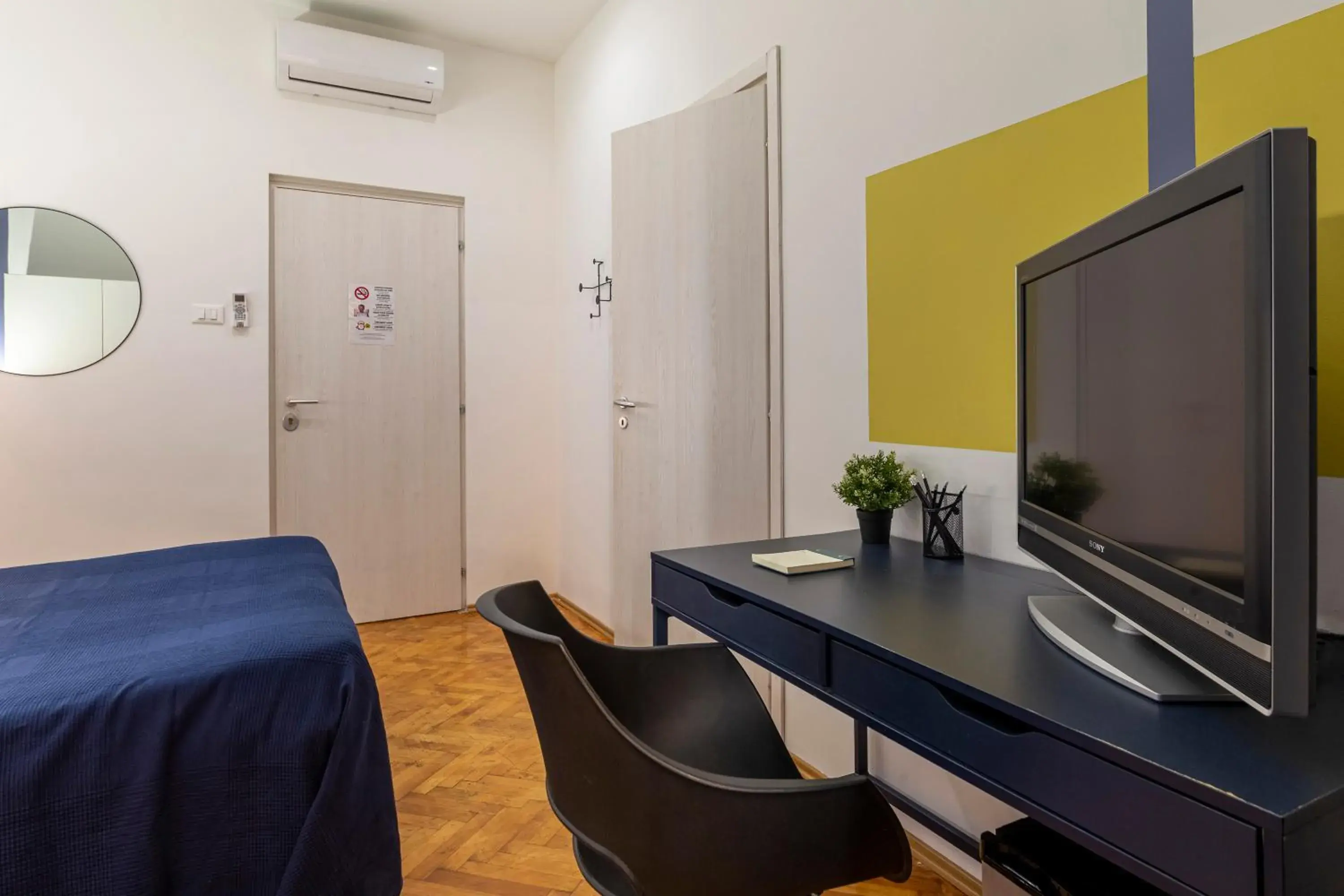 Communal lounge/ TV room in Lovely guest-room with private bathroom Communal lounge/ TV room in Lovely guest-room with private bathroom