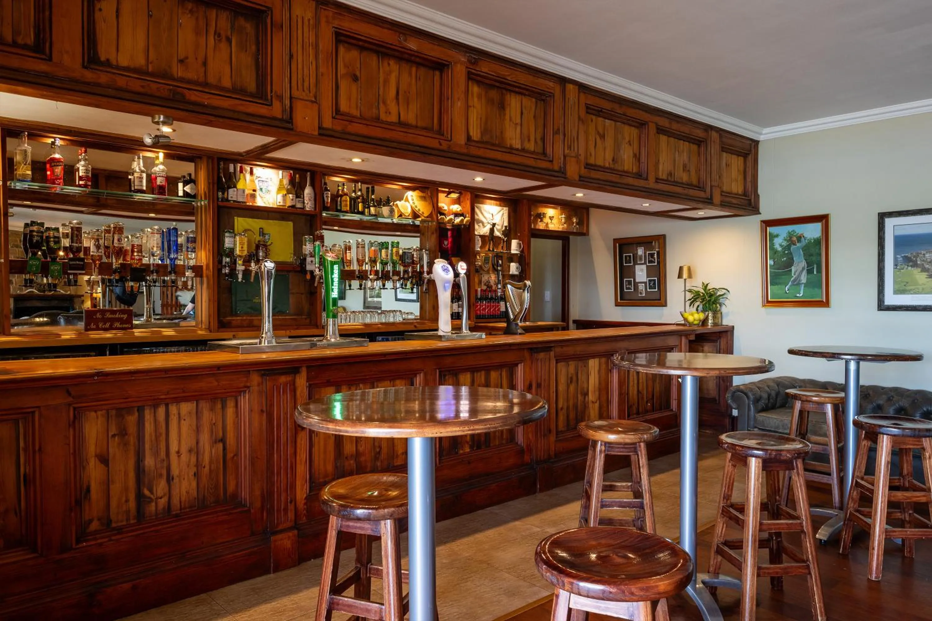 Lounge or bar in Gowrie Farm Golf Lodge