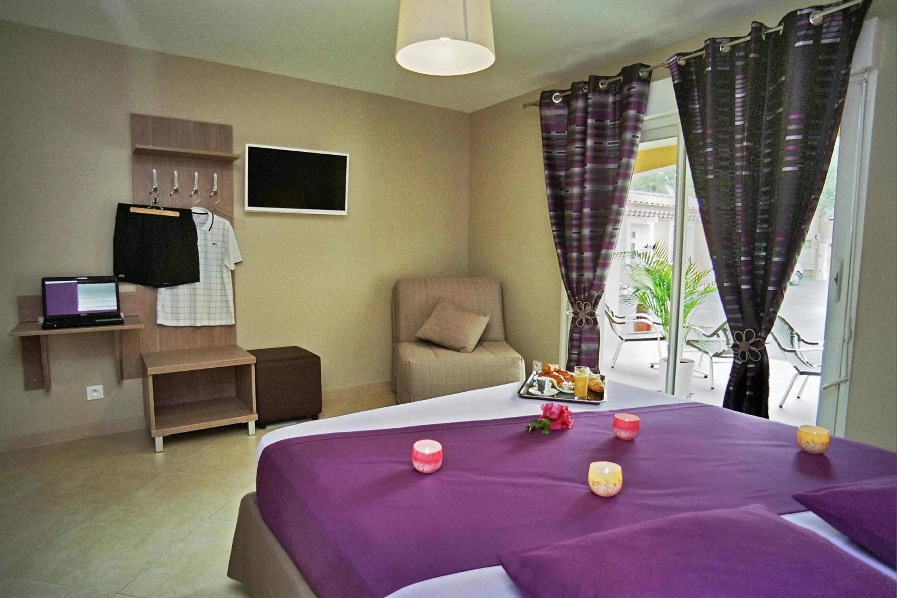 Bed in Hôtel l'Anvia