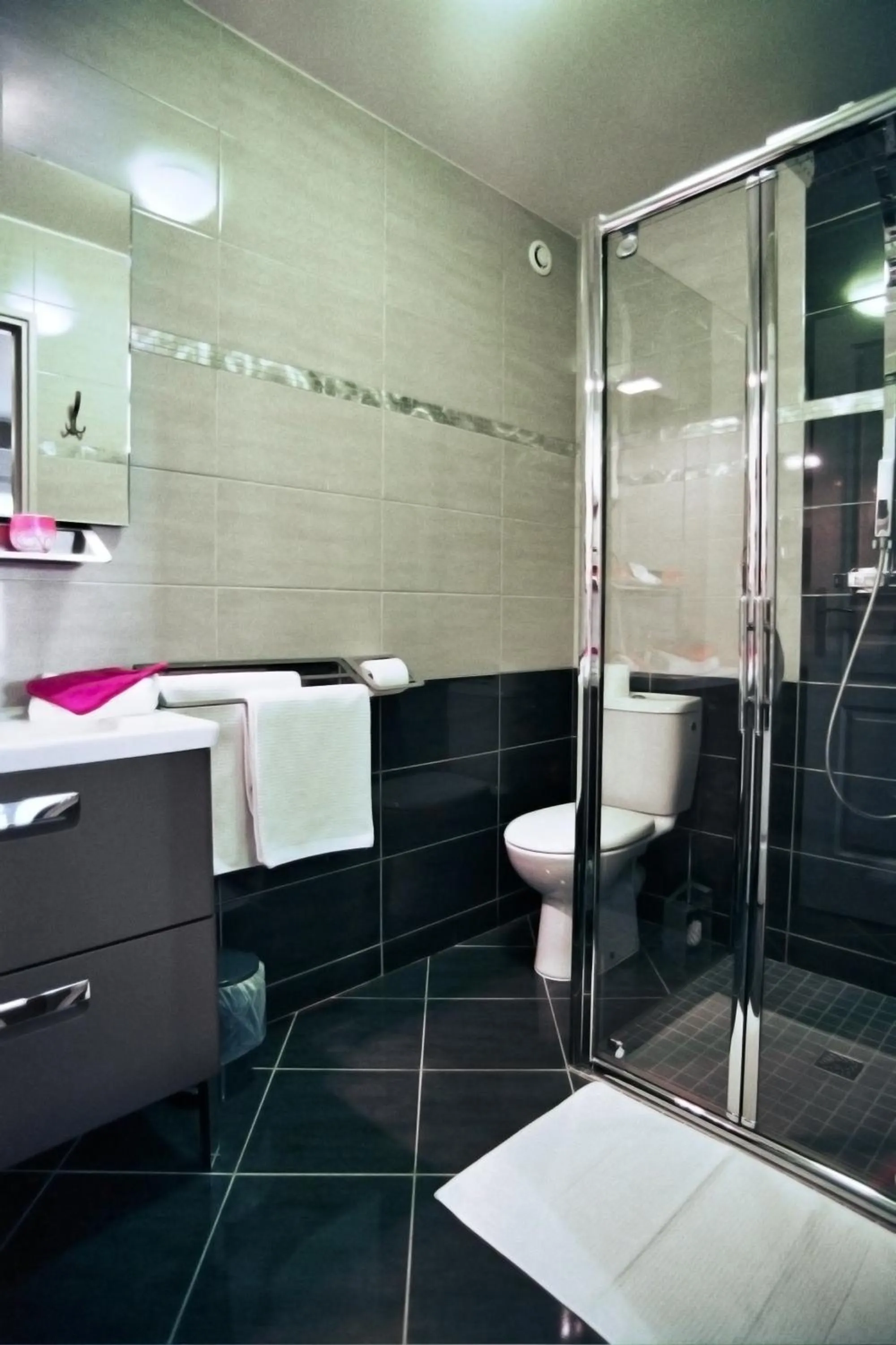 Bathroom in Hôtel l'Anvia