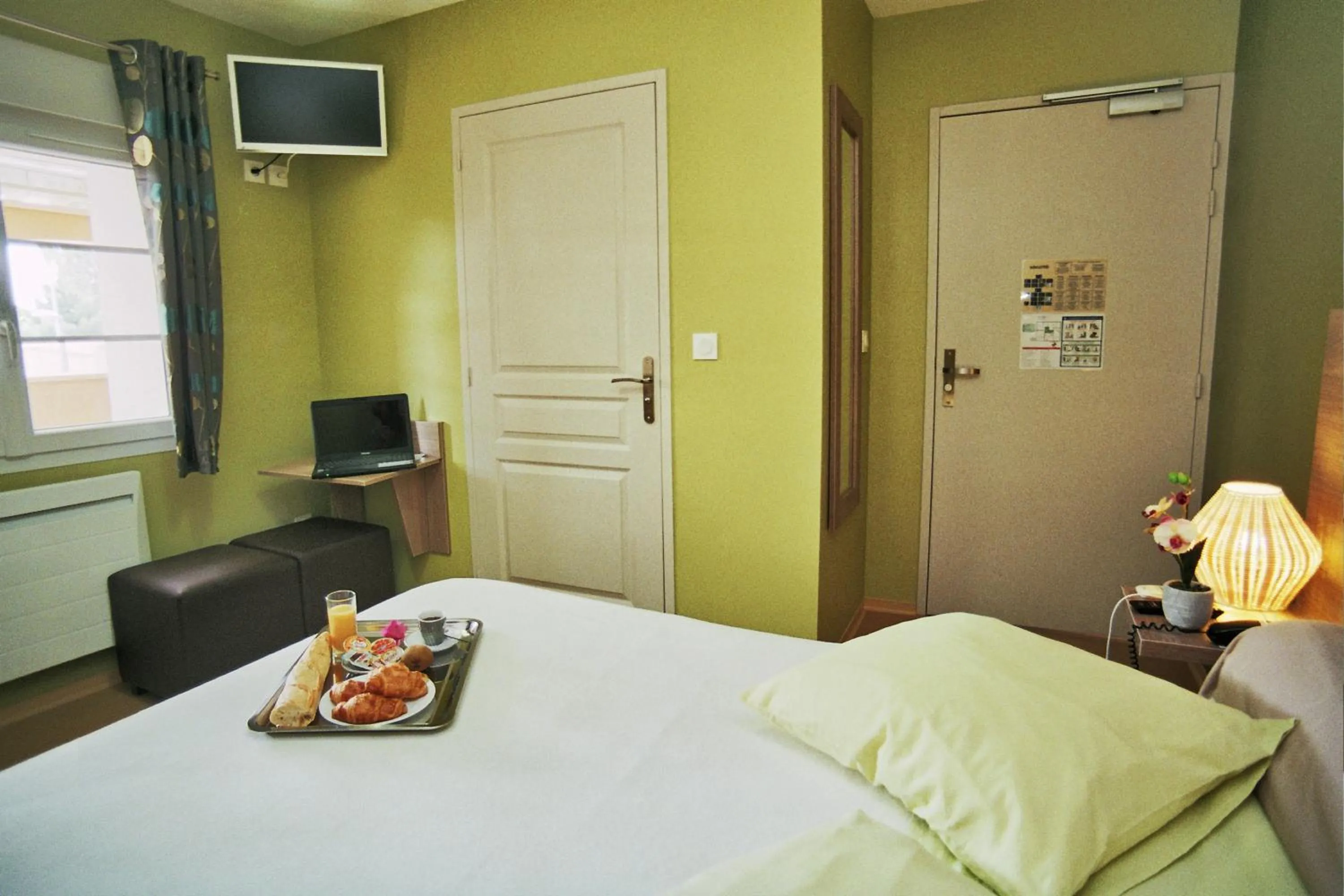 Bed in Hôtel l'Anvia