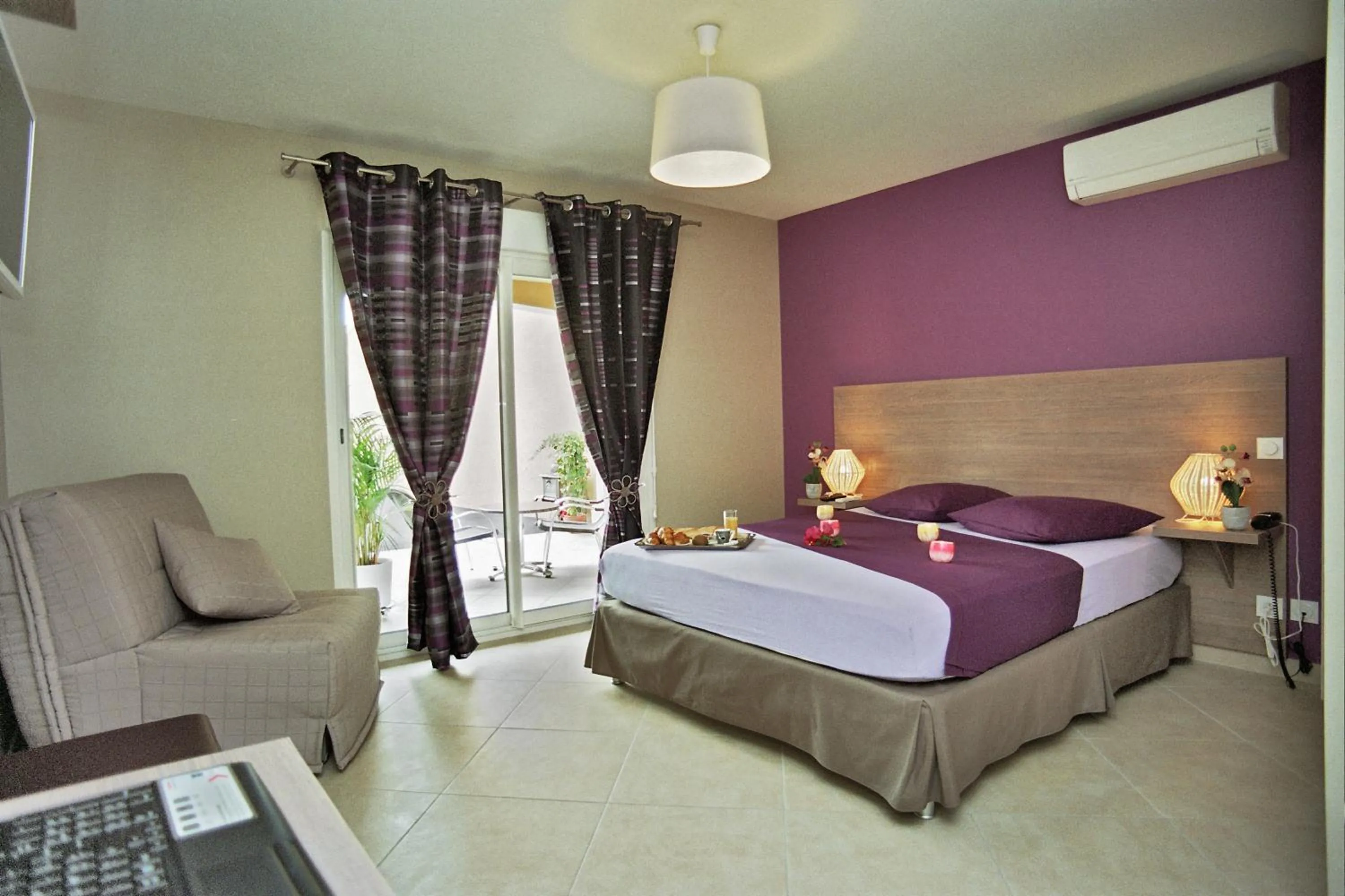 Bed in Hôtel l'Anvia