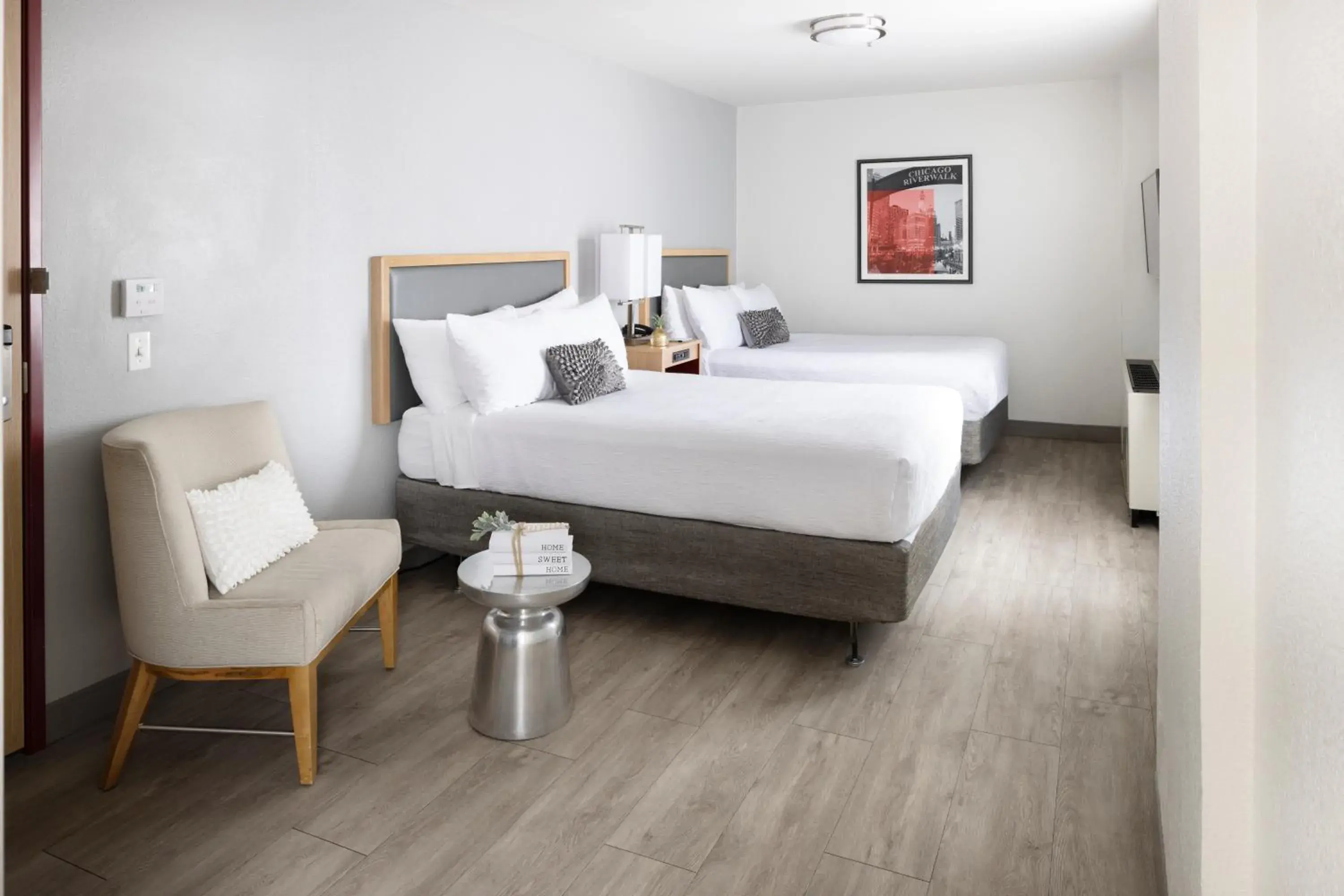 Deluxe Double with Two Double Beds - Disability Access/Roll-In Shower in Hotel Saint Clair - Magnificent Mile Deluxe Double with Two Double Beds - Disability Access/Roll-In Shower in Hotel Saint Clair - Magnificent Mile