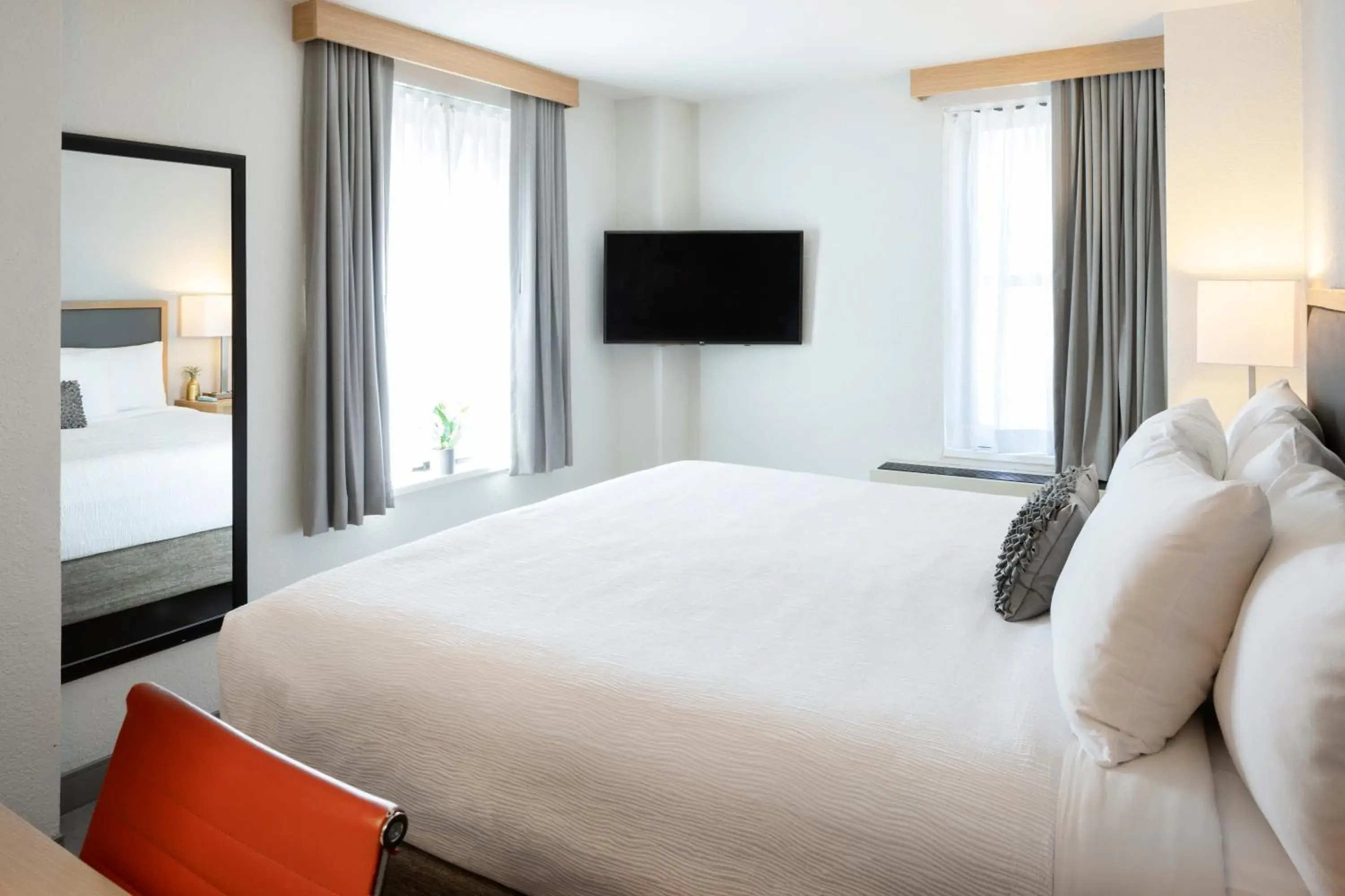 Standard King Room in Hotel Saint Clair - Magnificent Mile Standard King Room in Hotel Saint Clair - Magnificent Mile