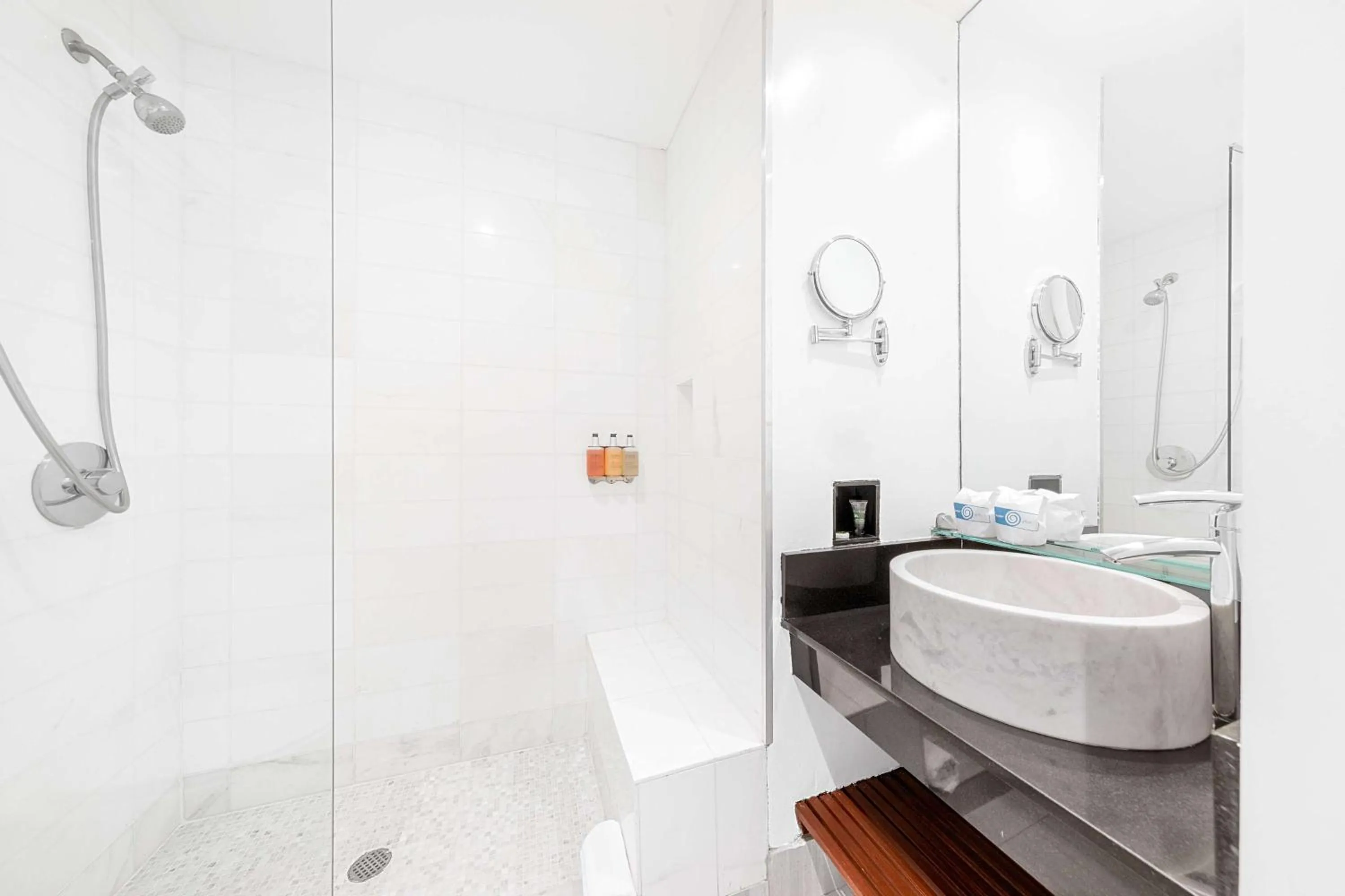 TV and multimedia in The O Hotel, Trademark Collection by Wyndham