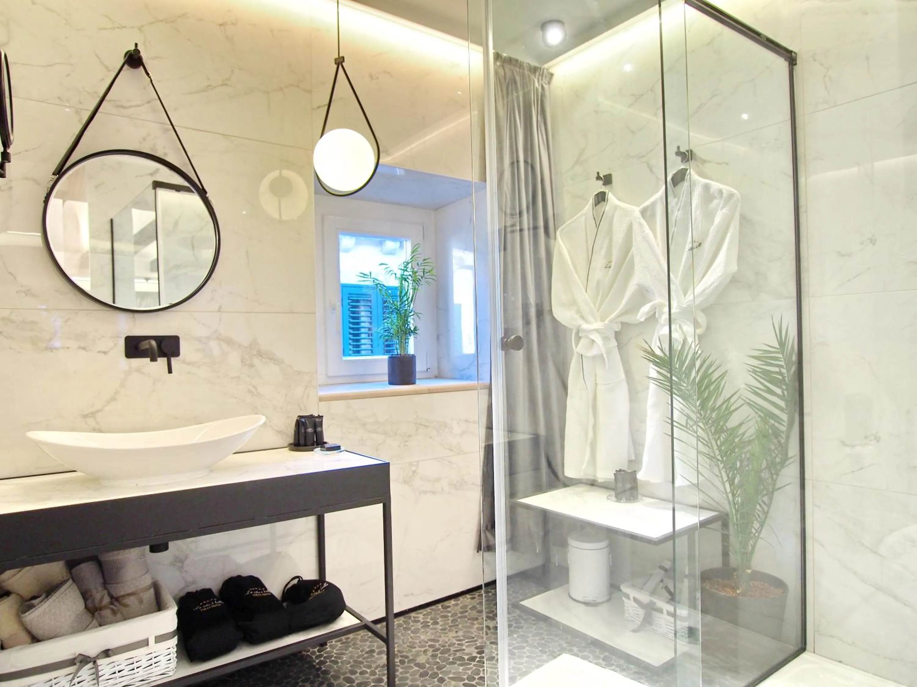 Shower in La Vita e Bella IV