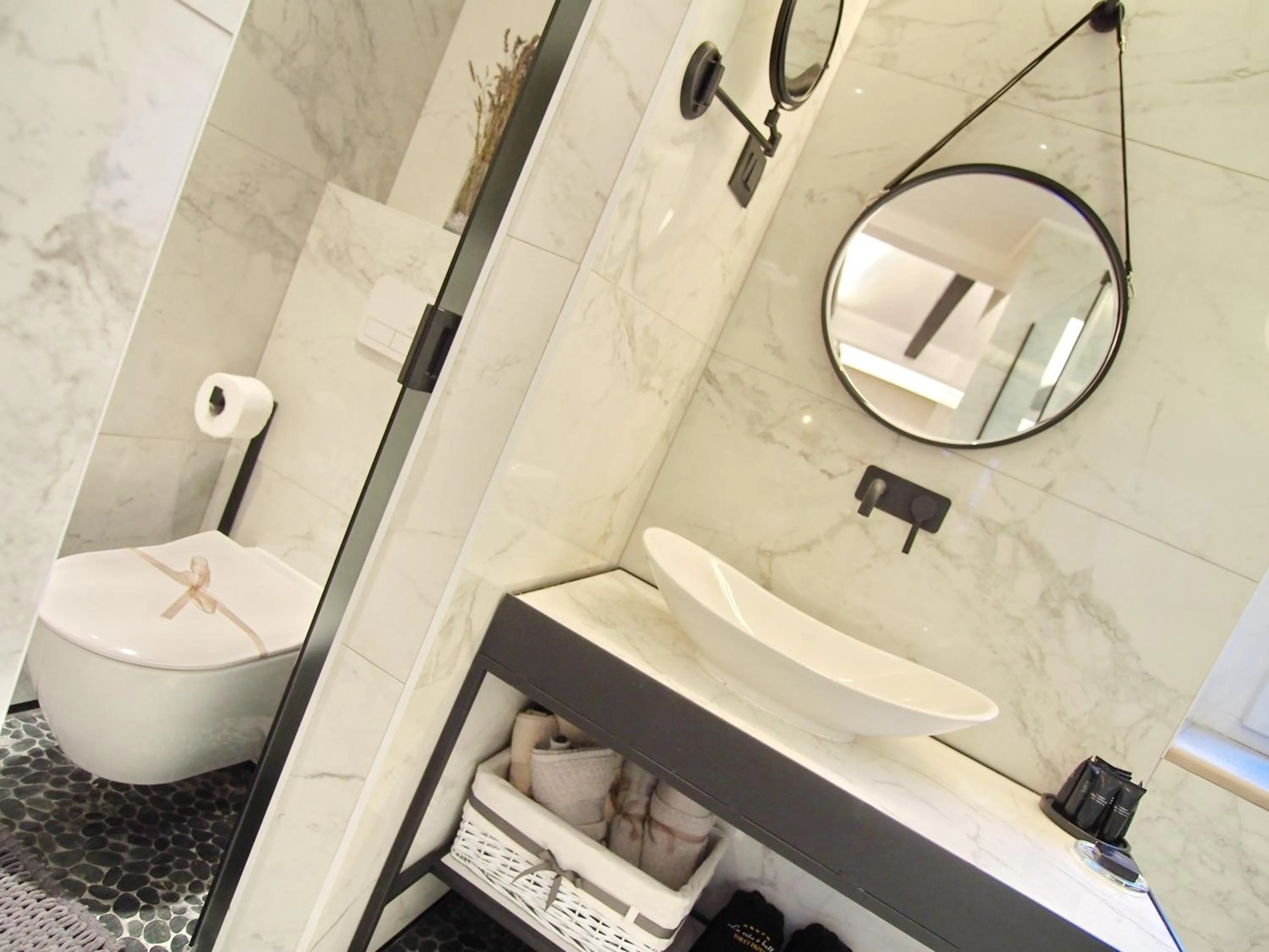 Toilet in La Vita e Bella IV