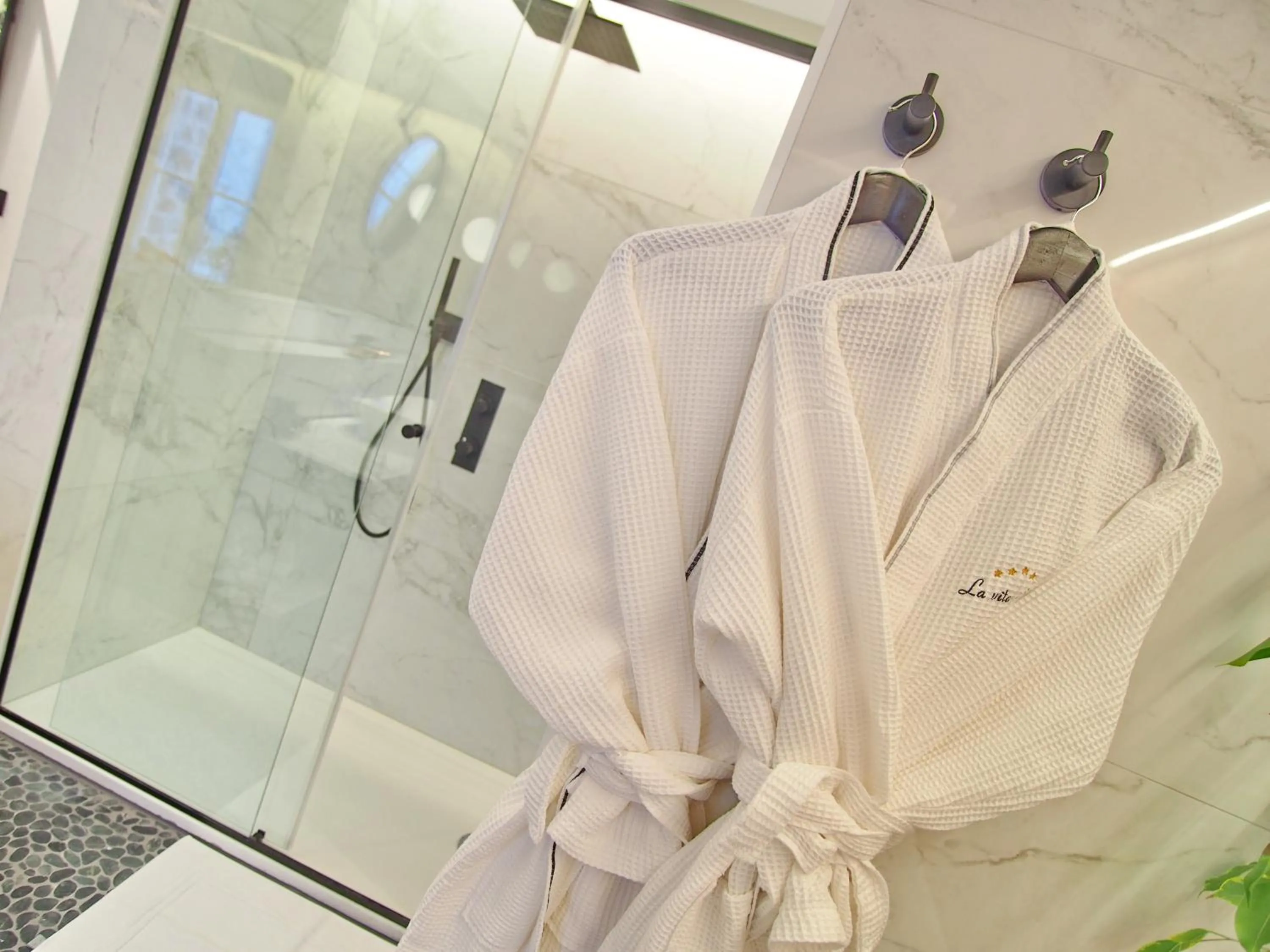 Shower in La Vita e Bella IV