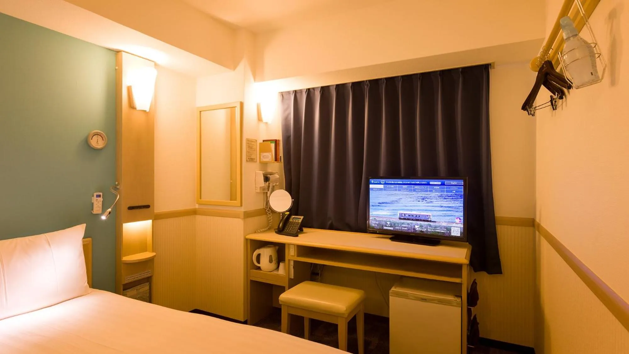 Bedroom, Bed in Toyoko Inn Osaka Hankyu Juso-eki Nishi-guchi No.2