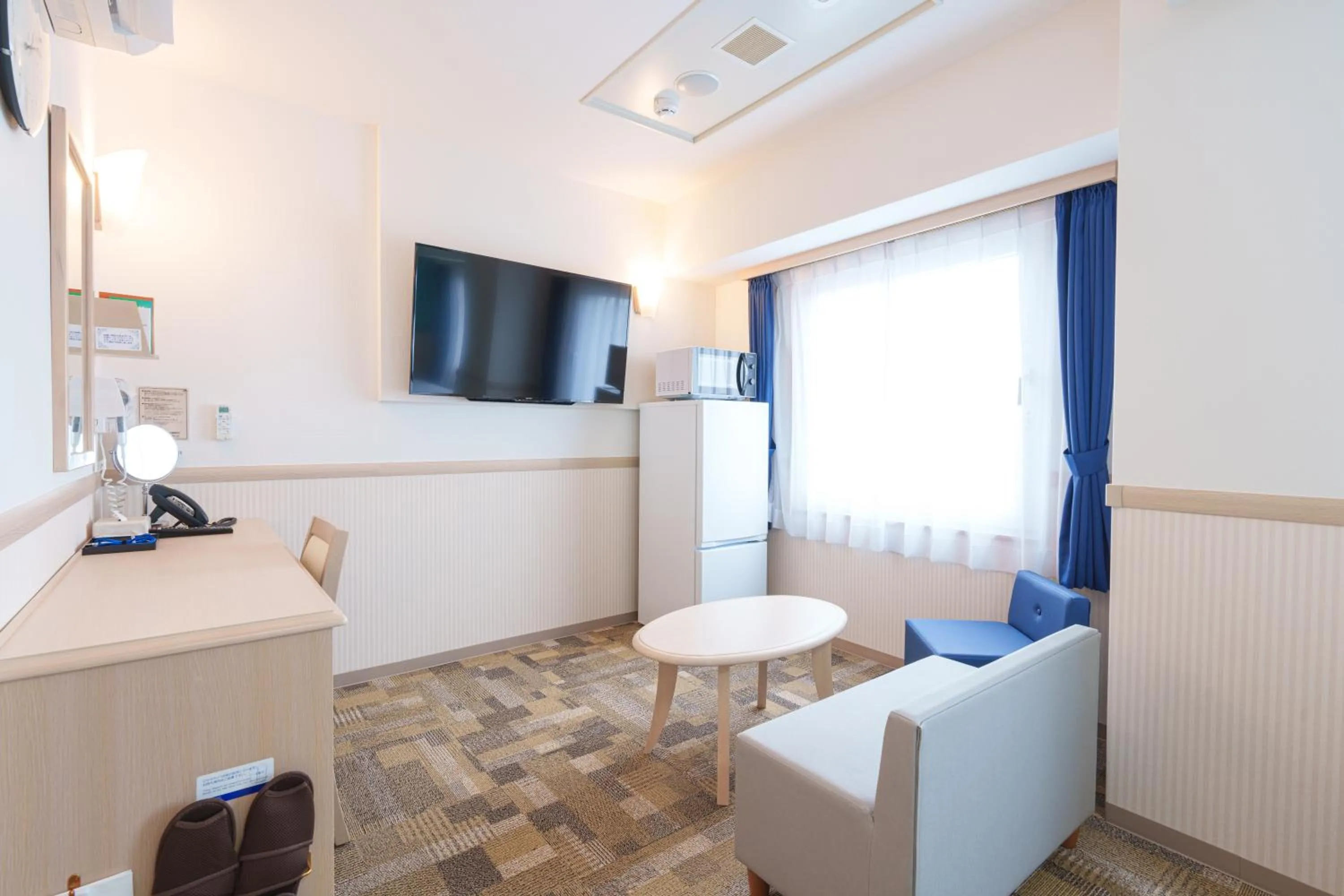 Photo of the whole room in Toyoko Inn Osaka Hankyu Juso-eki Nishi-guchi No.2