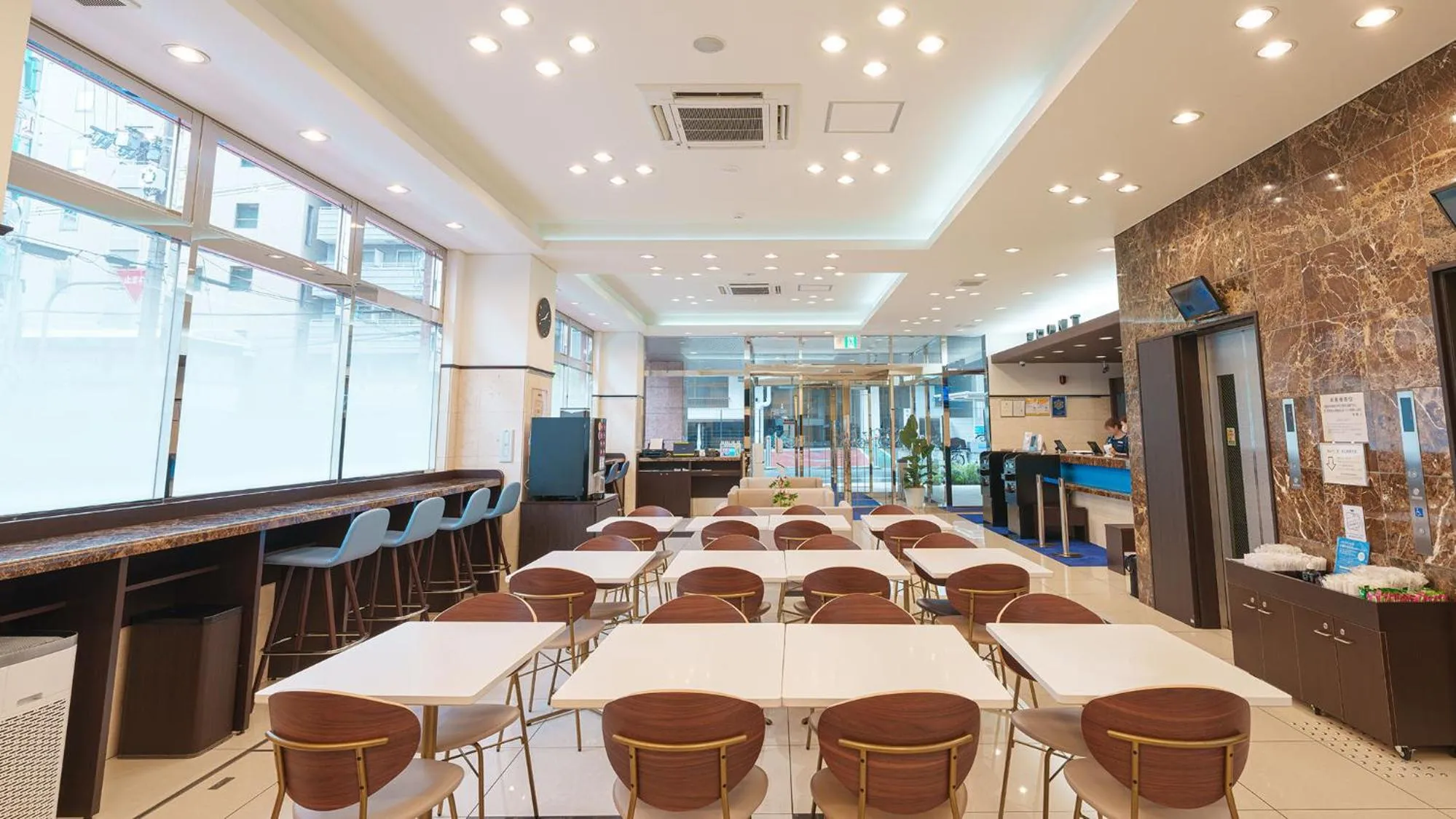 Lobby or reception in Toyoko Inn Osaka Hankyu Juso-eki Nishi-guchi No.2