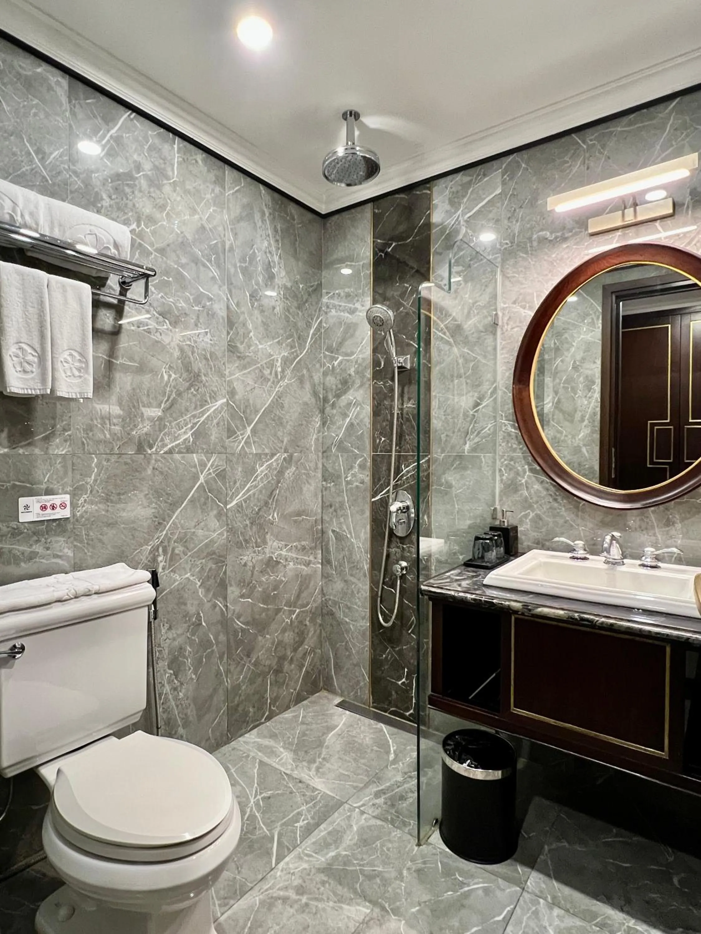 Bathroom in Hotel du Monde Art