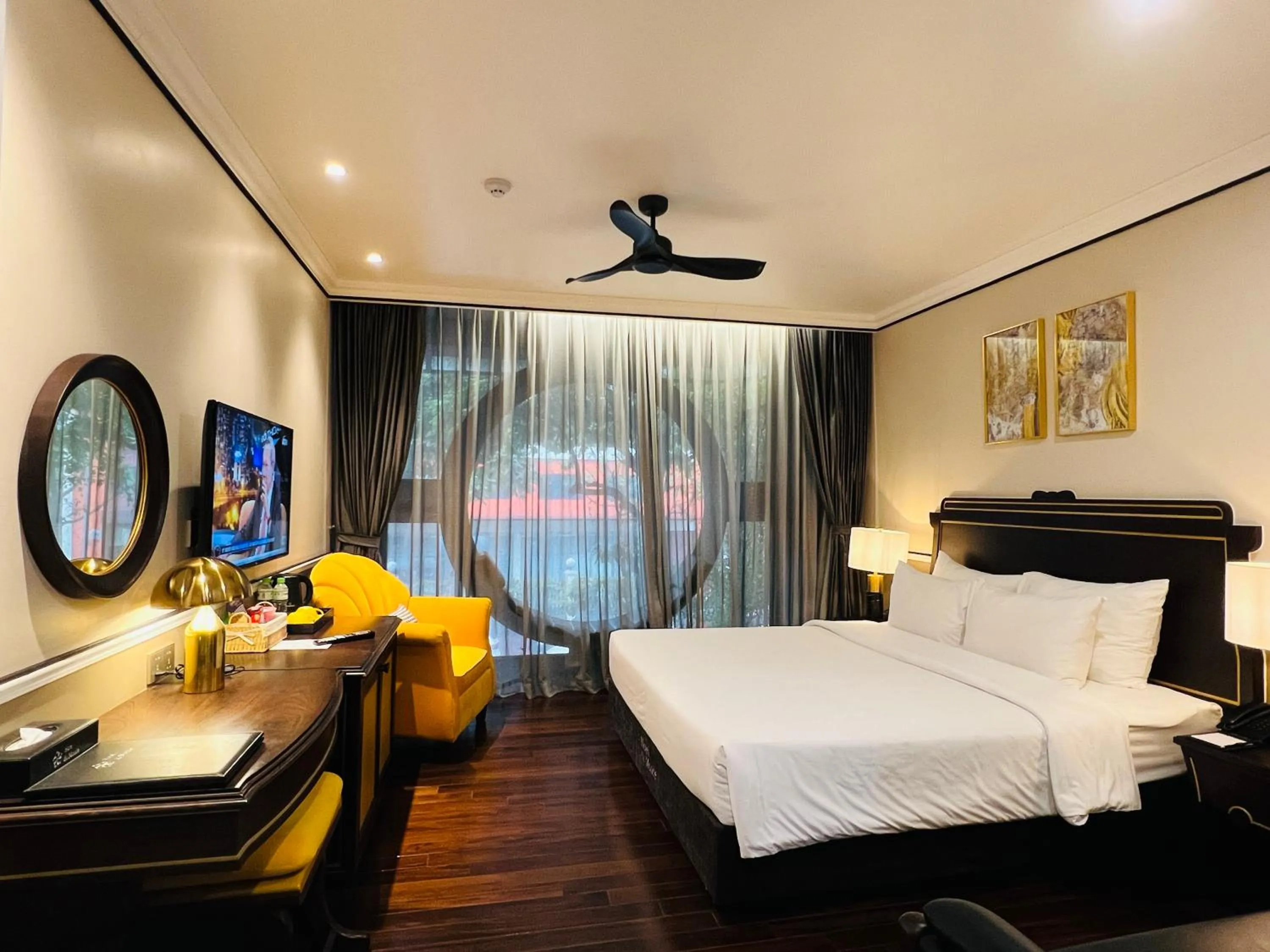 Photo of the whole room, Bed in Hotel du Monde Art