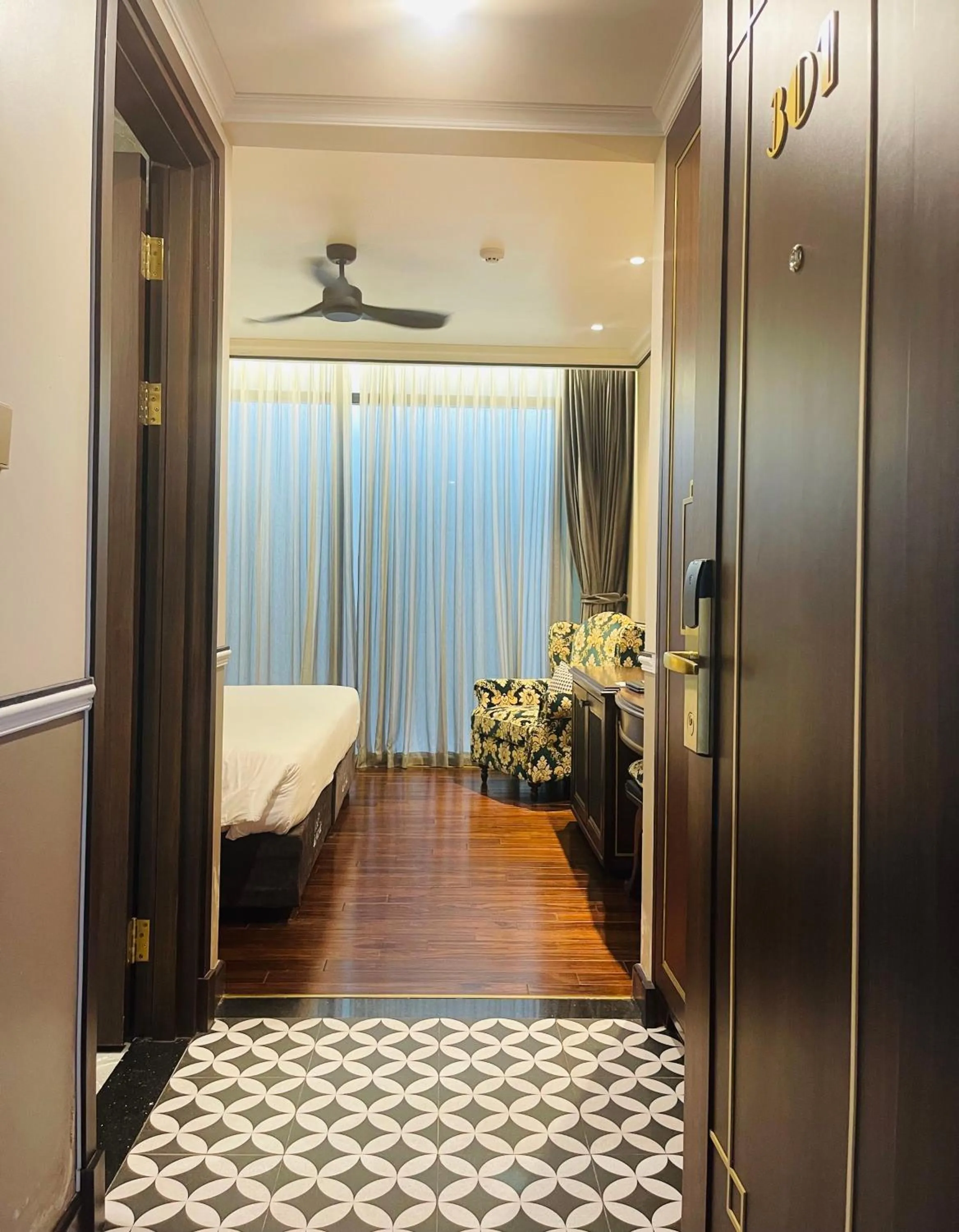 Facade/entrance, Bed in Hotel du Monde Art