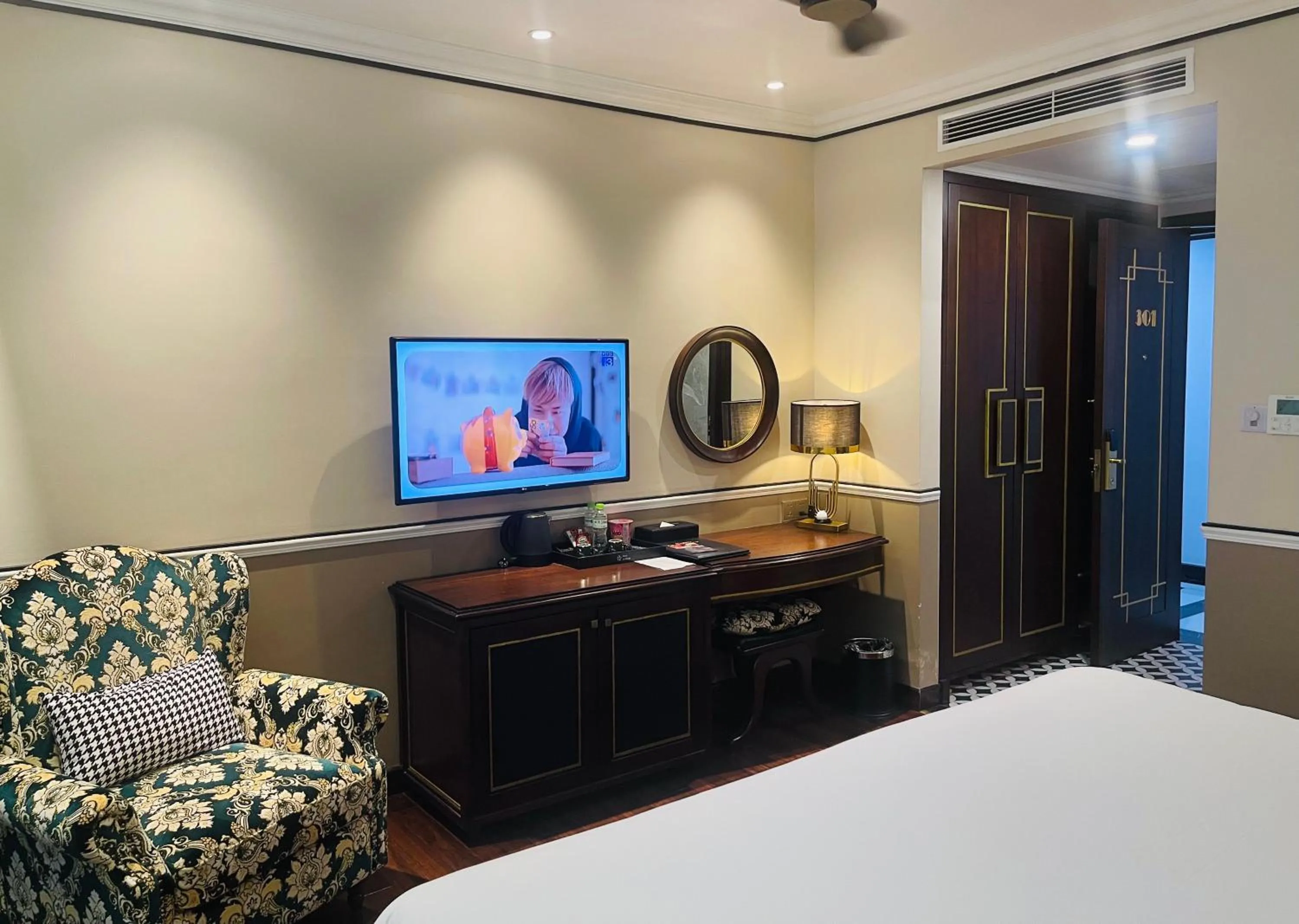 TV and multimedia, Bed in Hotel du Monde Art