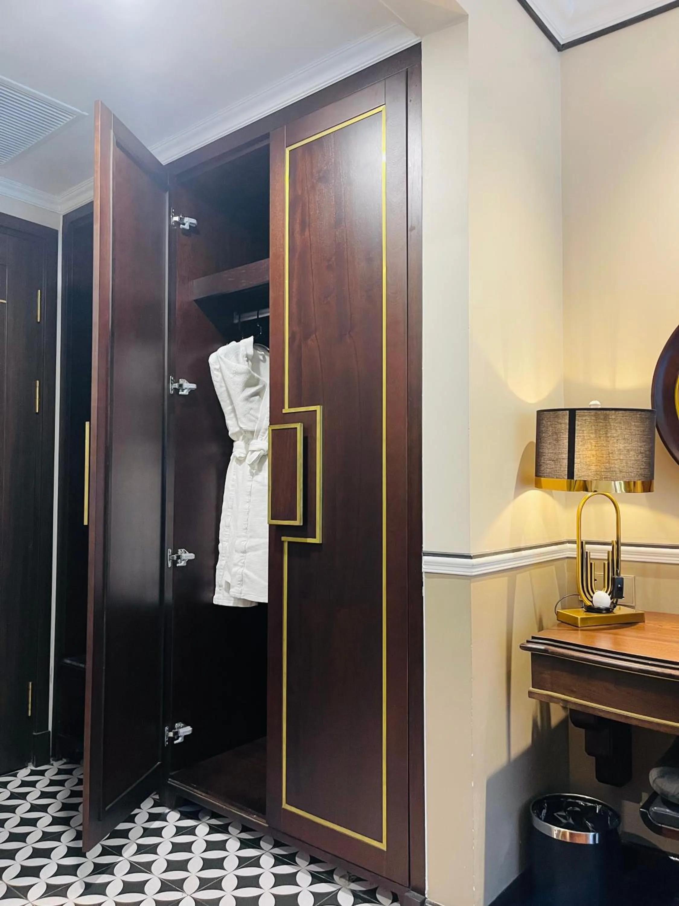 wardrobe in Hotel du Monde Art