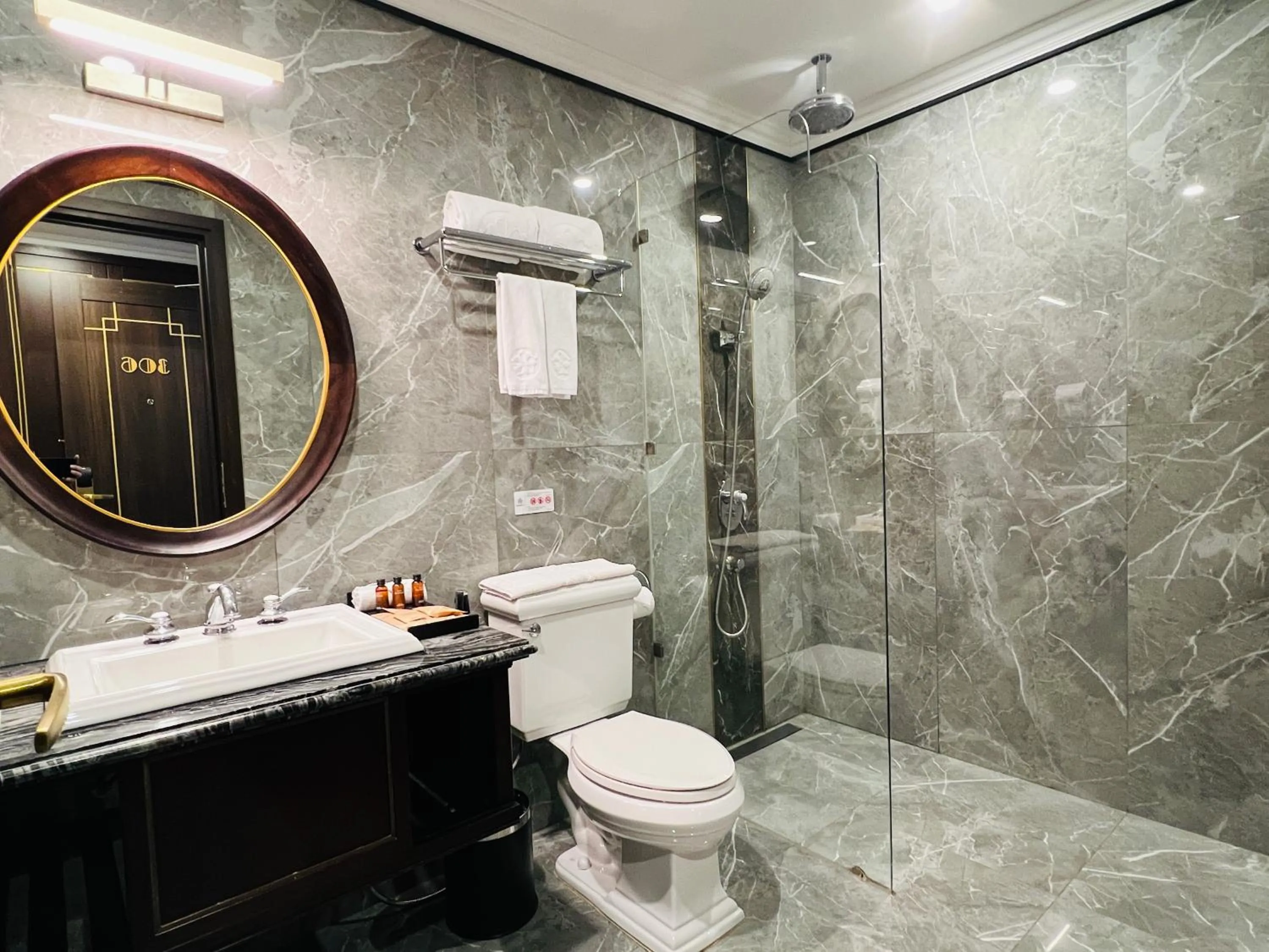 Bathroom in Hotel du Monde Art