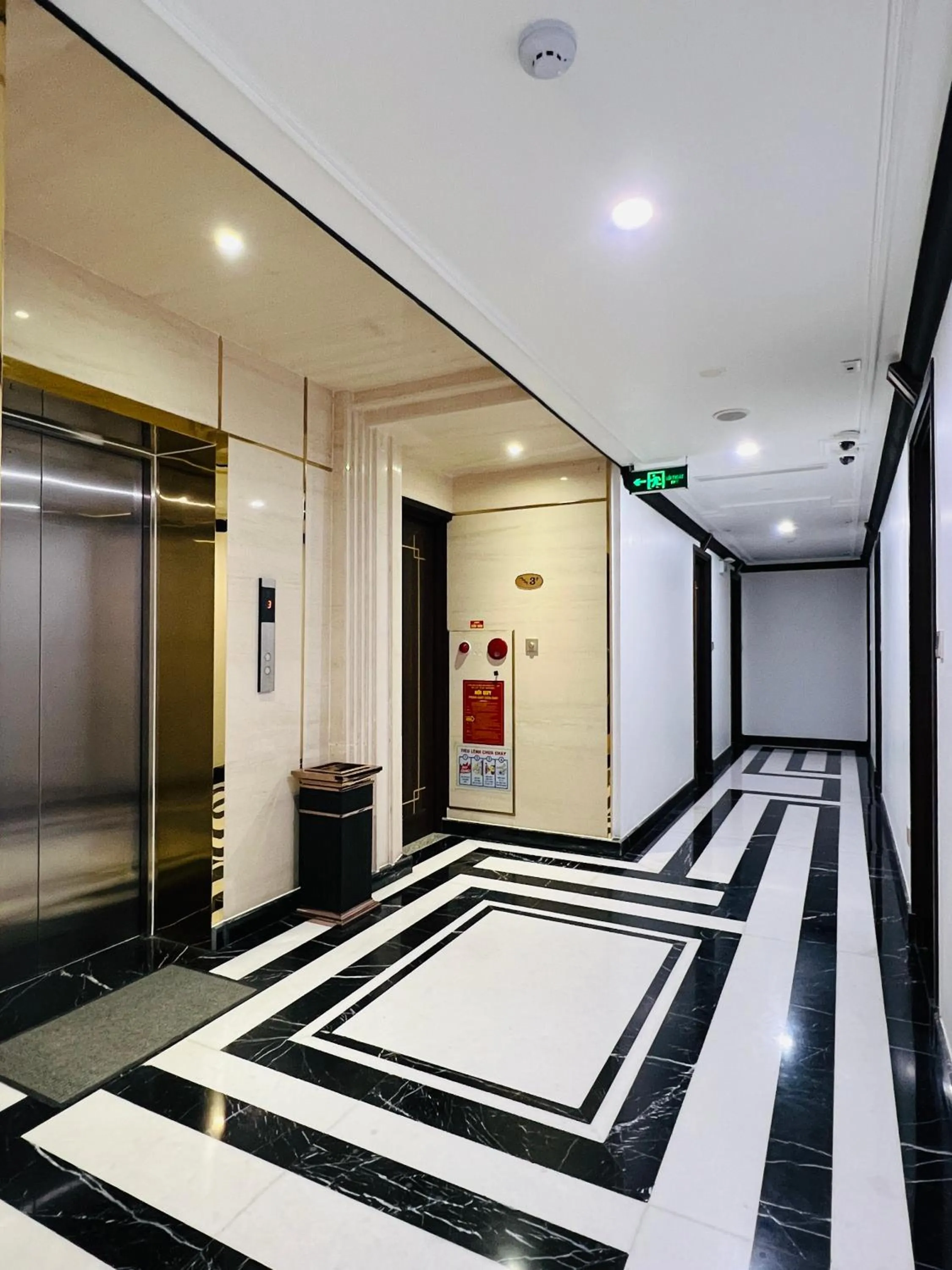 Property building in Hotel du Monde Art