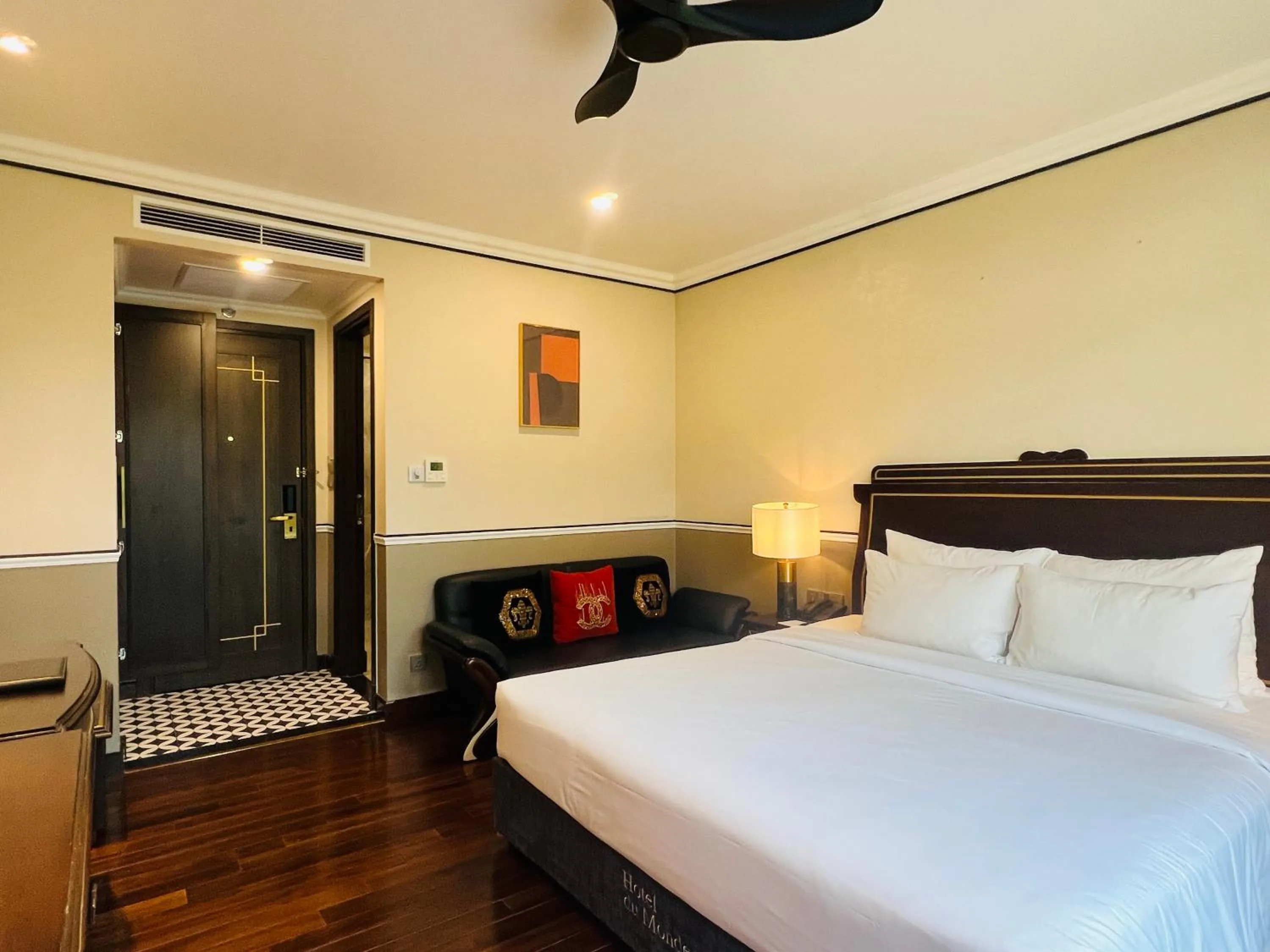 View (from property/room), Bed in Hotel du Monde Art