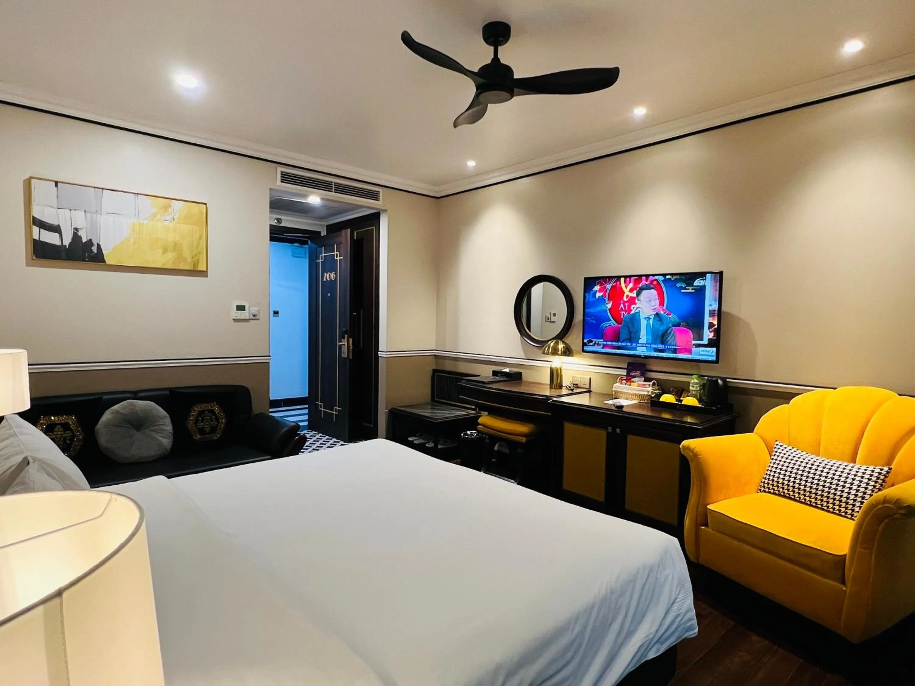 Seating area, Bed in Hotel du Monde Art