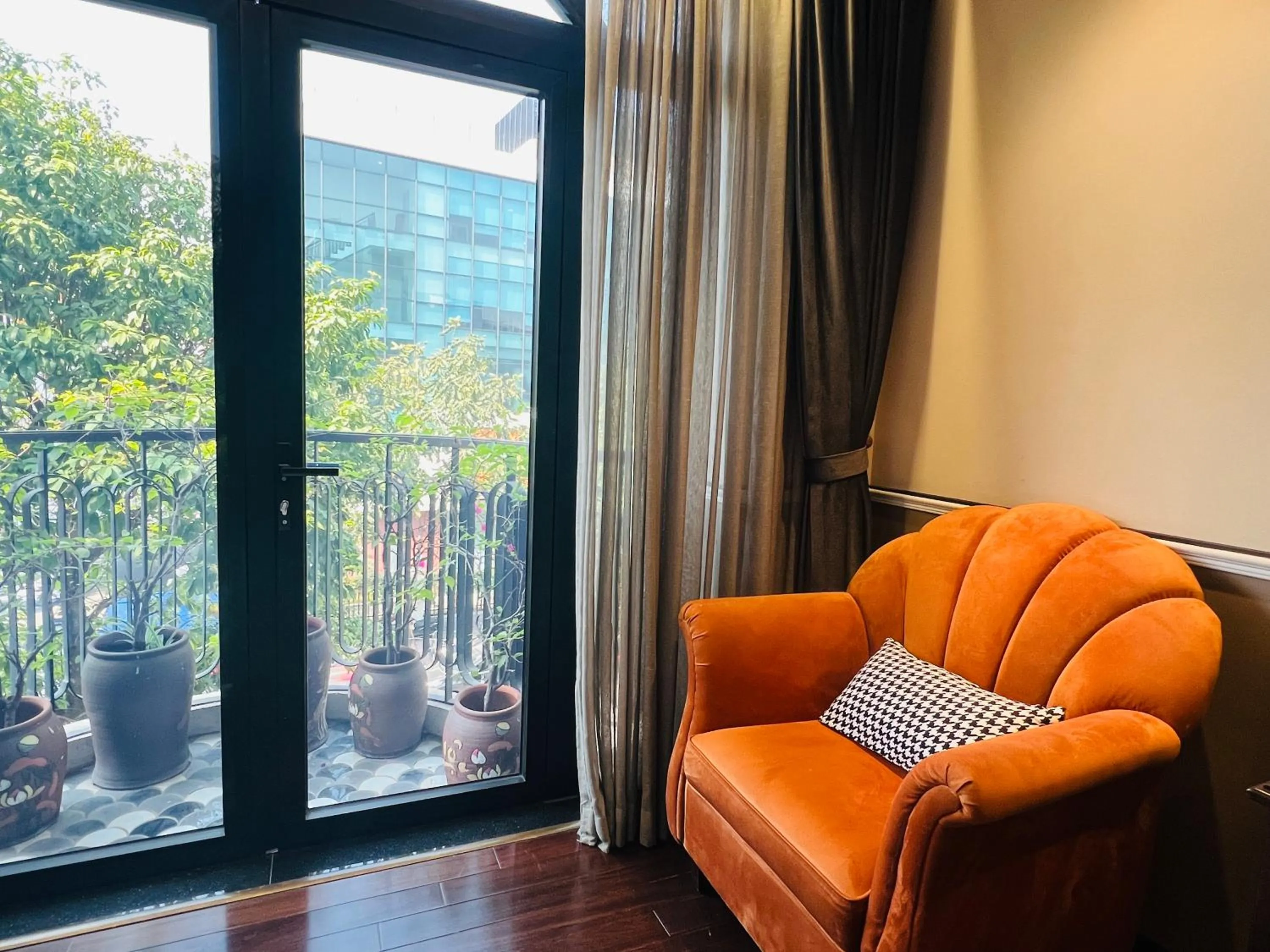 Street view in Hotel du Monde Art