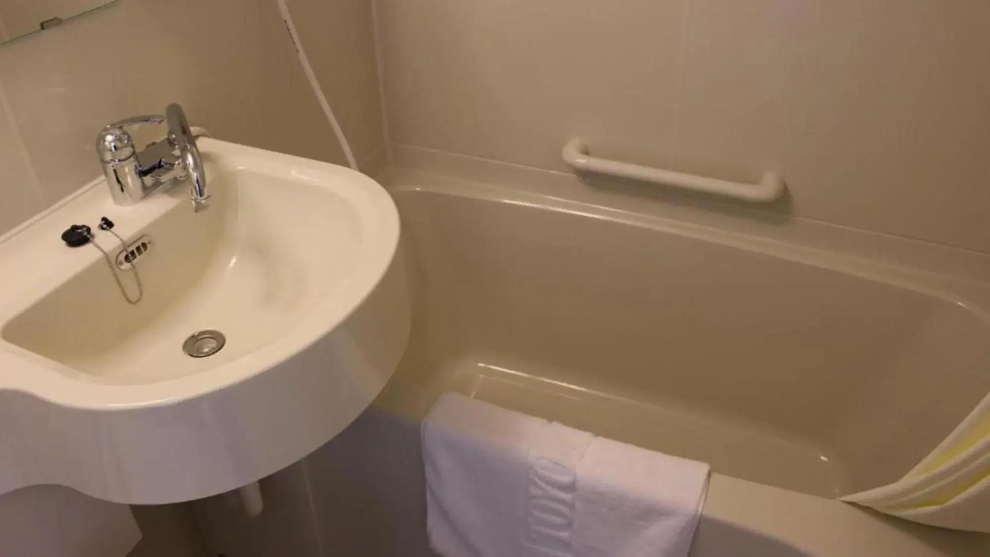 Twin Room - Smoking in Toyoko Inn Osaka Temmabashi Otemae Twin Room - Smoking in Toyoko Inn Osaka Temmabashi Otemae