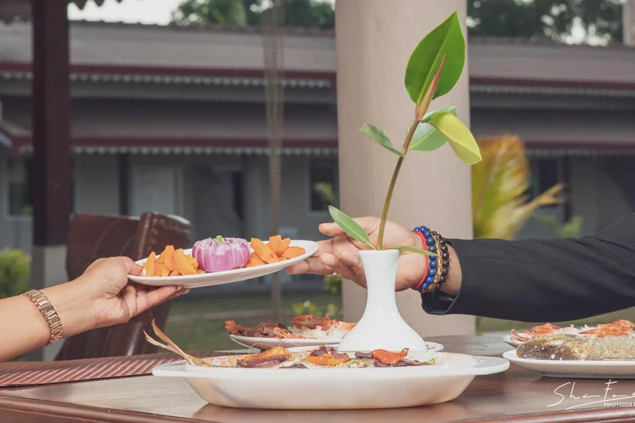 Restaurant/places to eat in Nilakma Lagoon