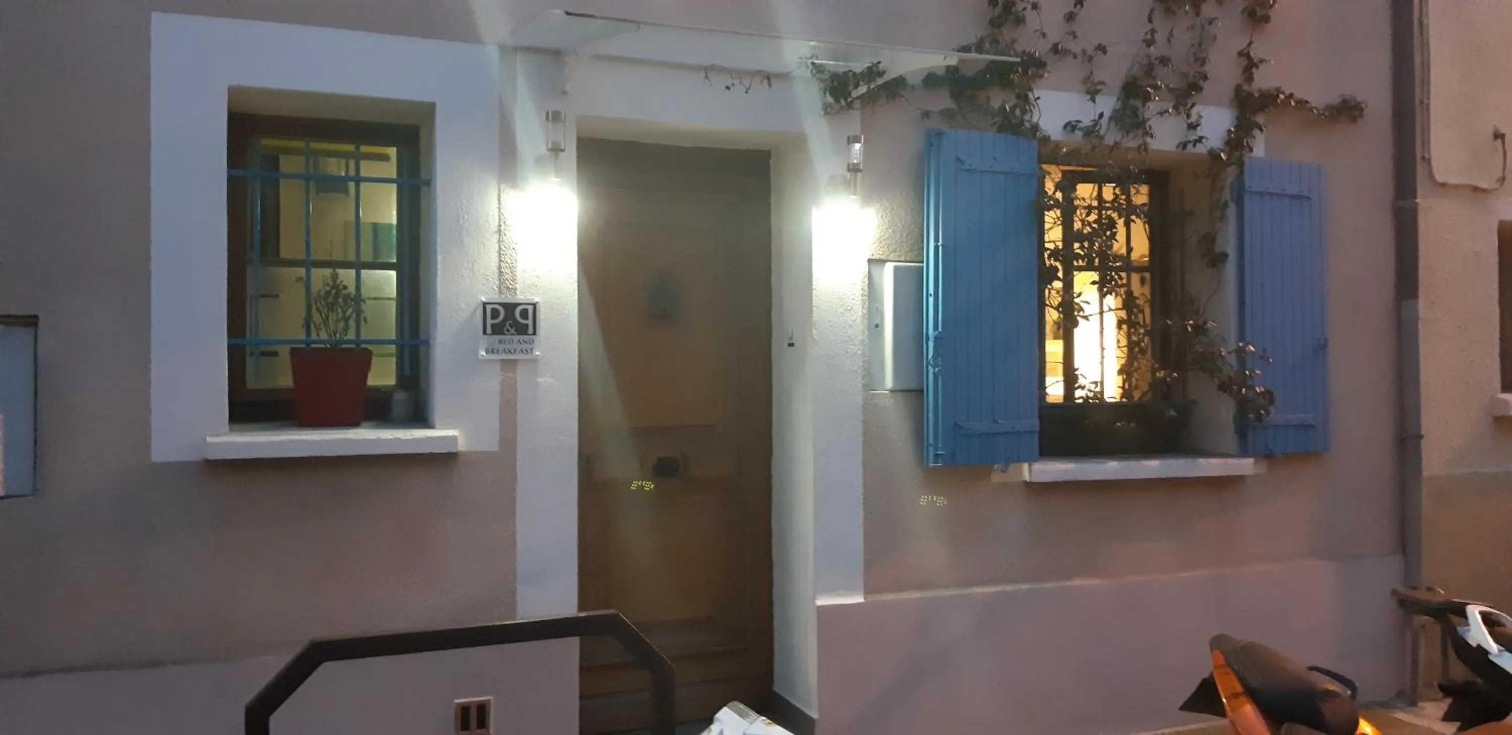 Property building in Bed and Breakfast P&P Nîmes-Centre