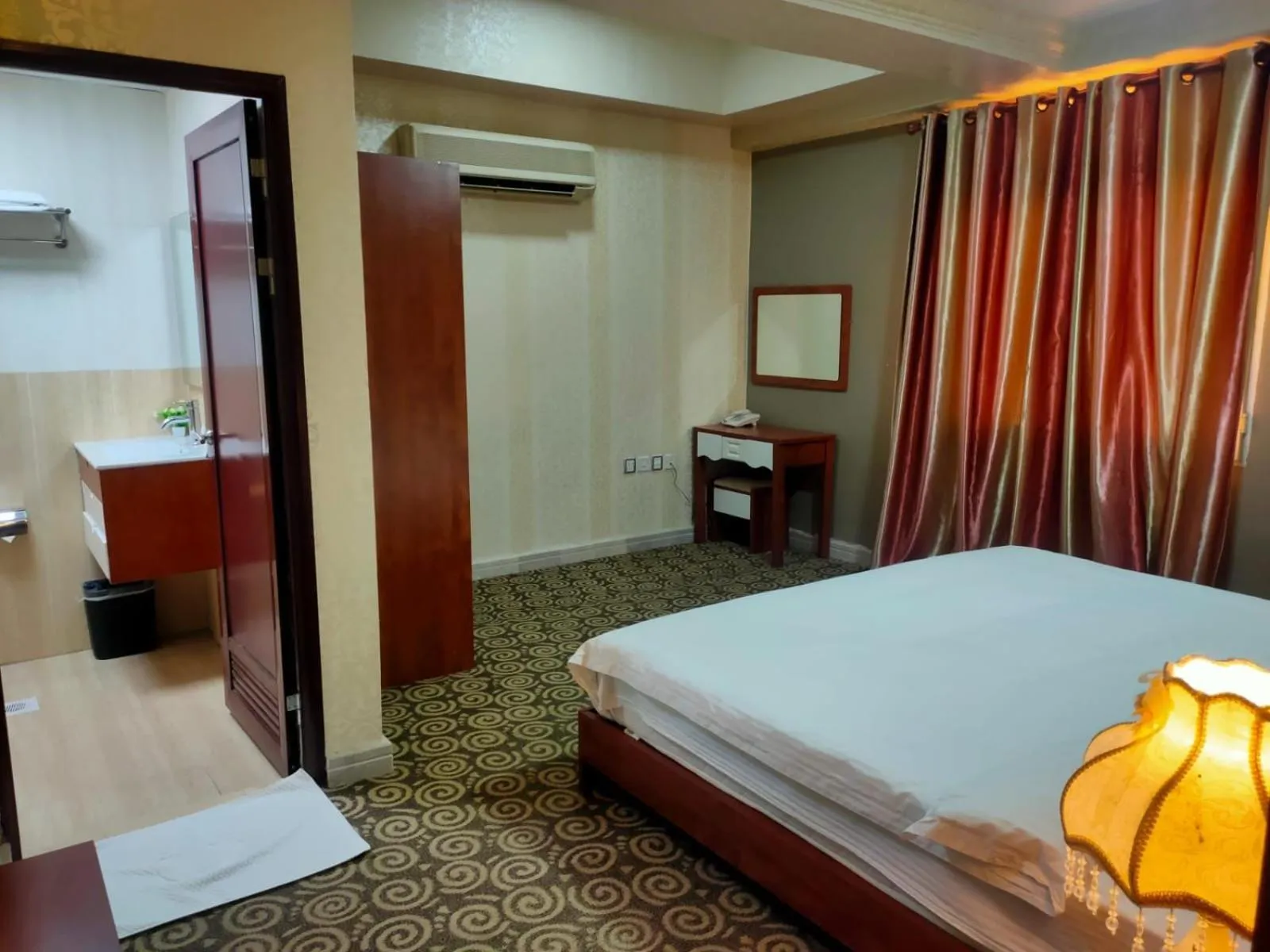 Photo of the whole room, Bed in Grand Inn Hotel