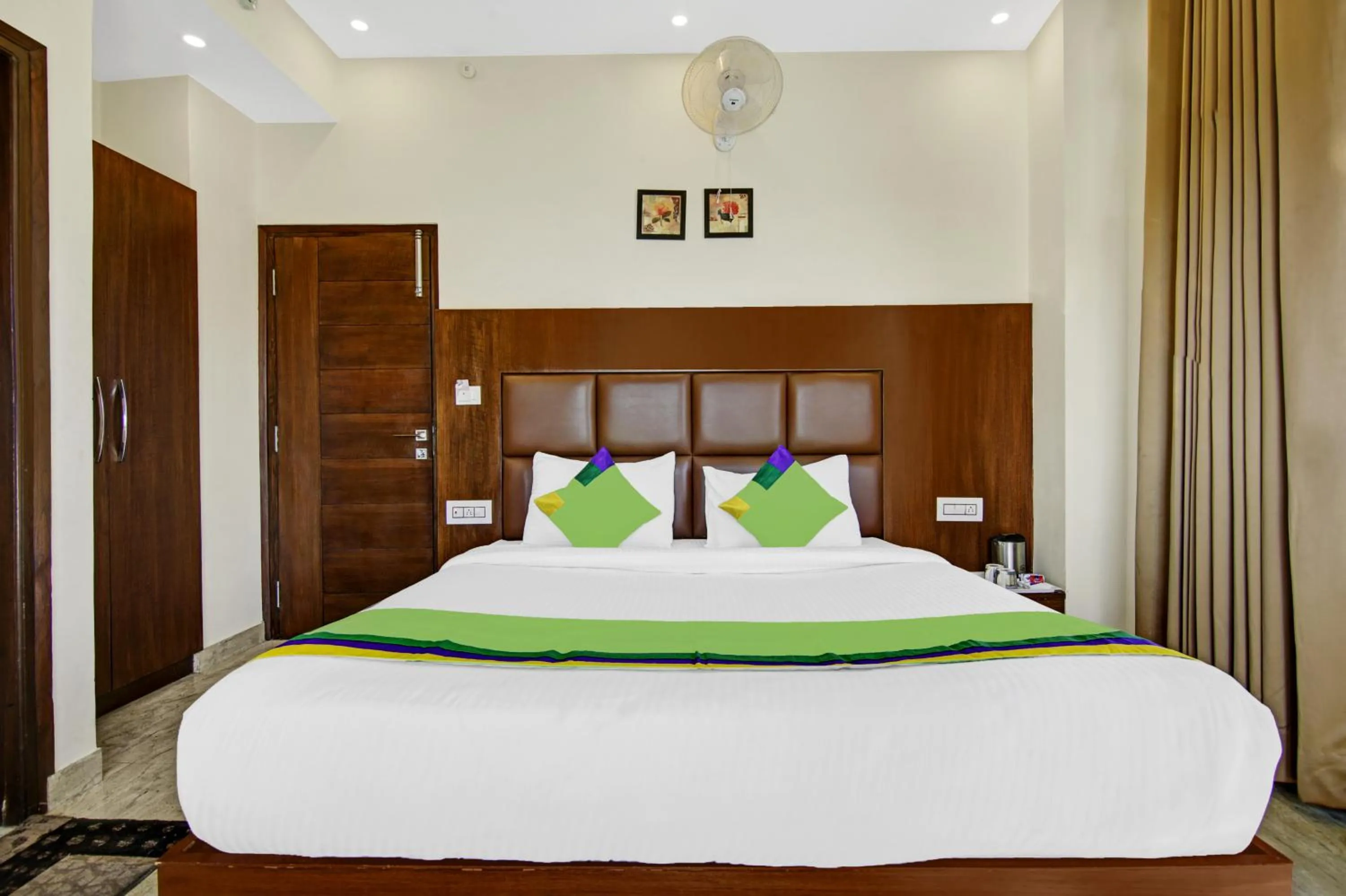 Bed in Hotel Crosswinds West