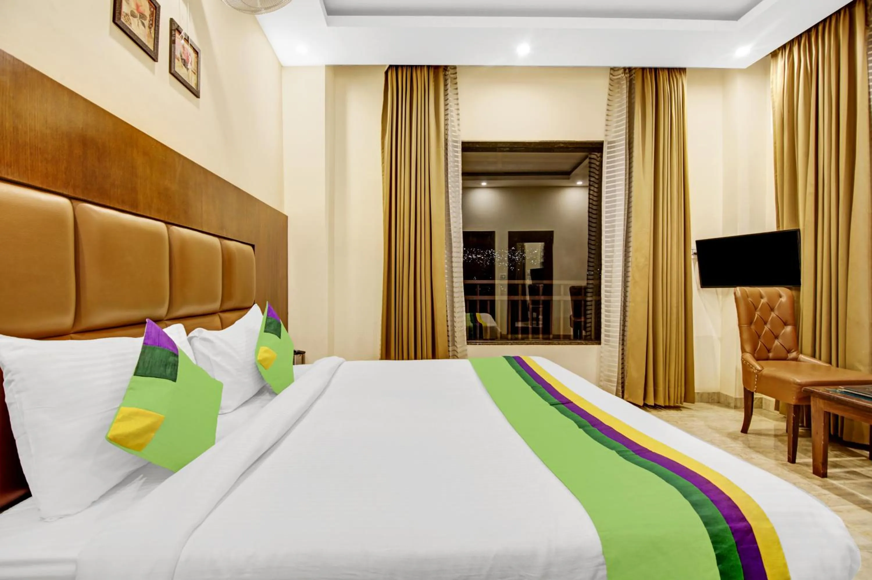 Bed in Hotel Crosswinds West