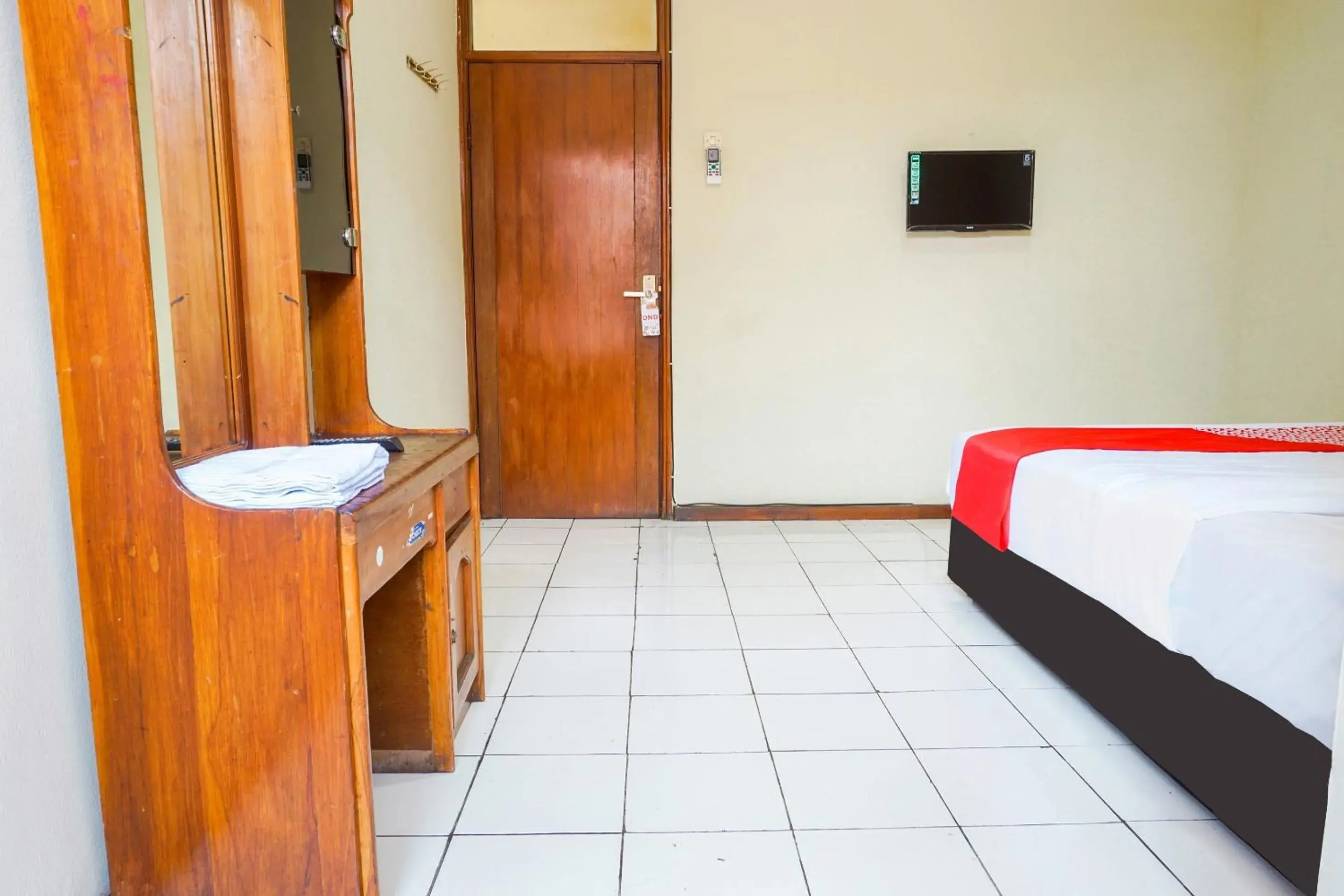 Bedroom in Hotel O Kebon Jeruk Near Gedung Sate Formerly Kurnia Hotel Bedroom in Hotel O Kebon Jeruk Near Gedung Sate Formerly Kurnia Hotel