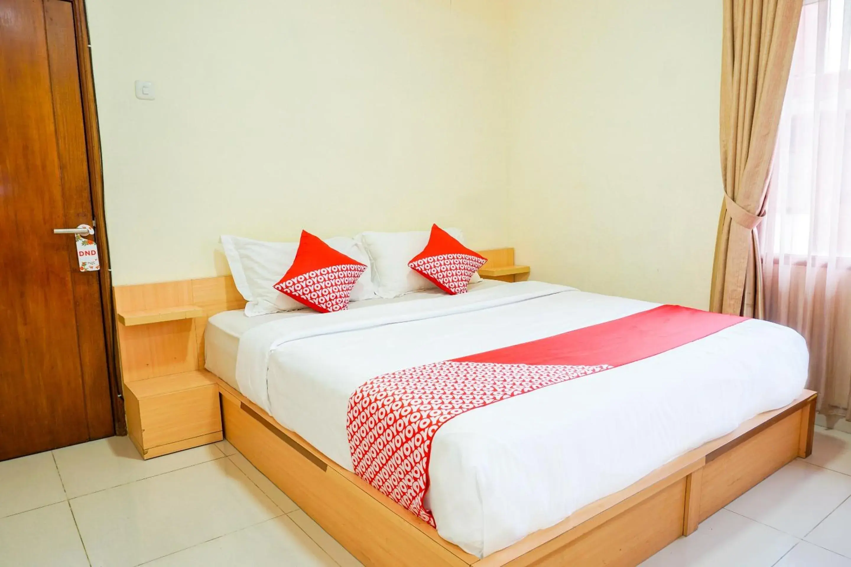 Bedroom in Hotel O Kebon Jeruk Near Gedung Sate Formerly Kurnia Hotel Bedroom in Hotel O Kebon Jeruk Near Gedung Sate Formerly Kurnia Hotel