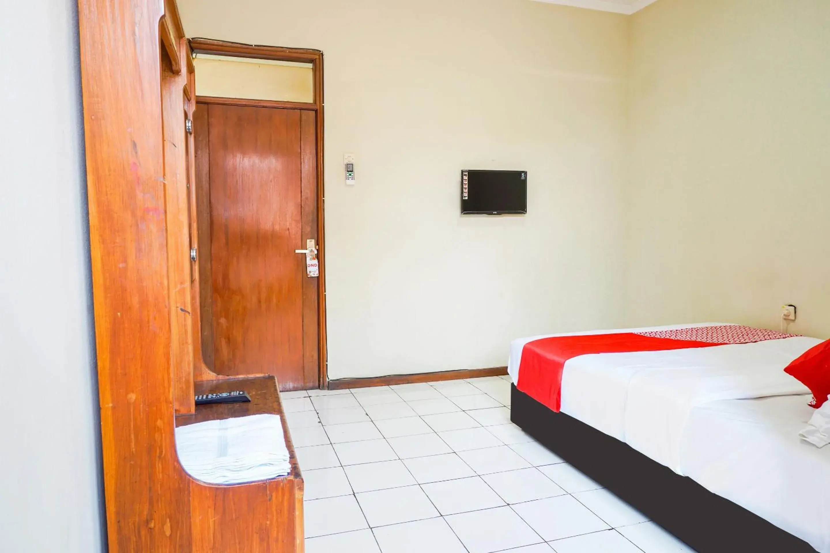 Bedroom in Hotel O Kebon Jeruk Near Gedung Sate Formerly Kurnia Hotel Bedroom in Hotel O Kebon Jeruk Near Gedung Sate Formerly Kurnia Hotel