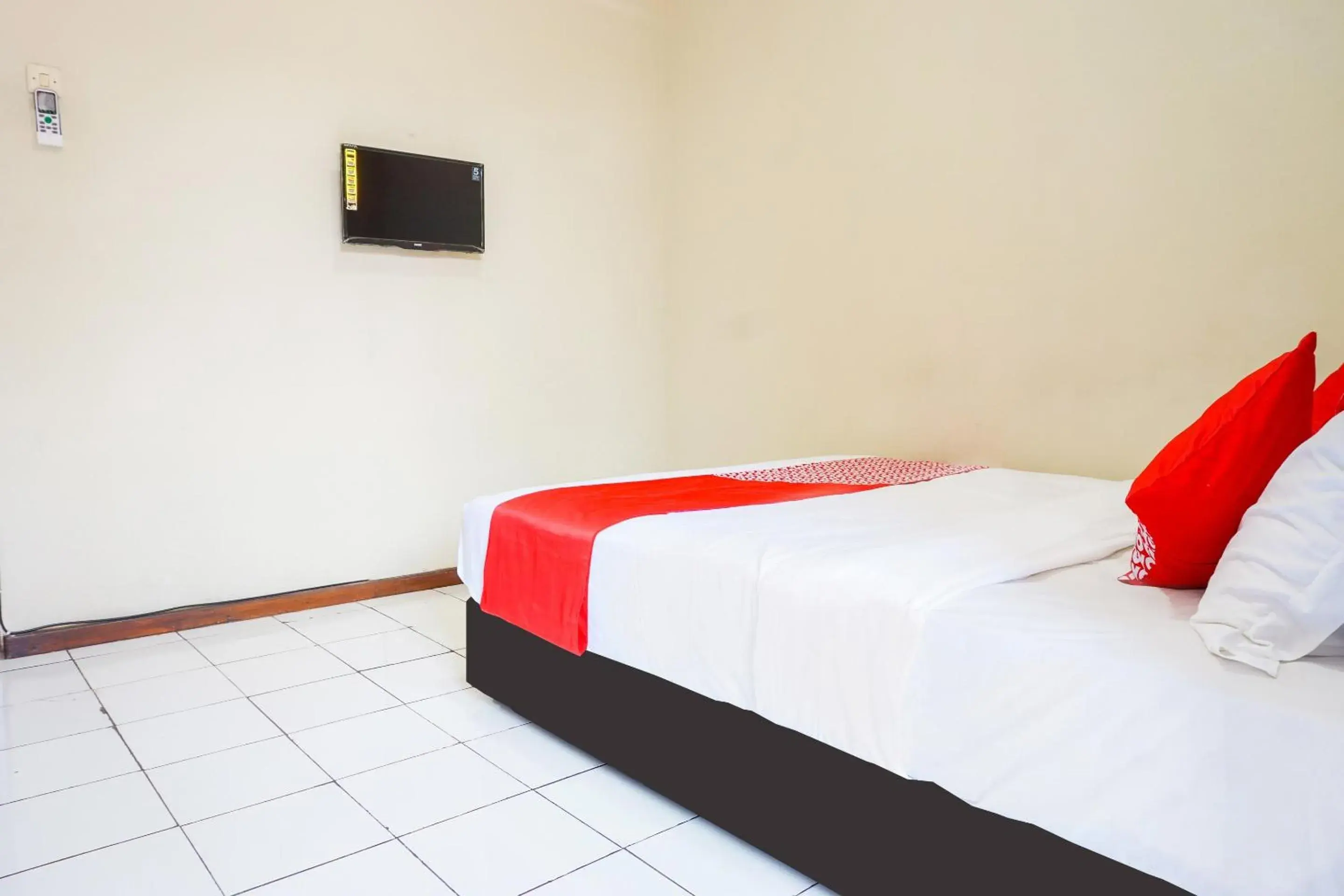 Bedroom in Hotel O Kebon Jeruk Near Gedung Sate Formerly Kurnia Hotel Bedroom in Hotel O Kebon Jeruk Near Gedung Sate Formerly Kurnia Hotel