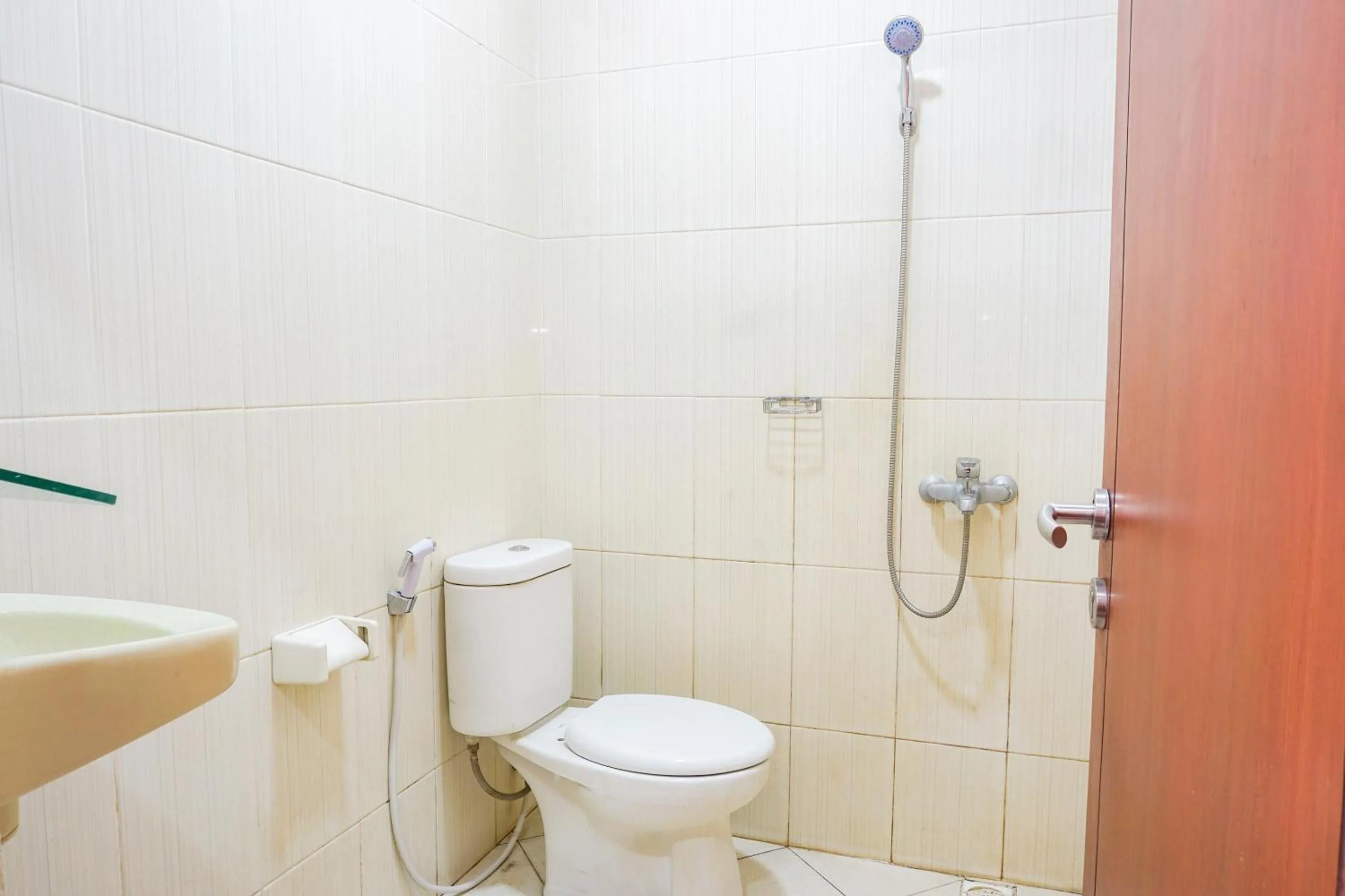 Bathroom in Hotel O Kebon Jeruk Near Gedung Sate Formerly Kurnia Hotel